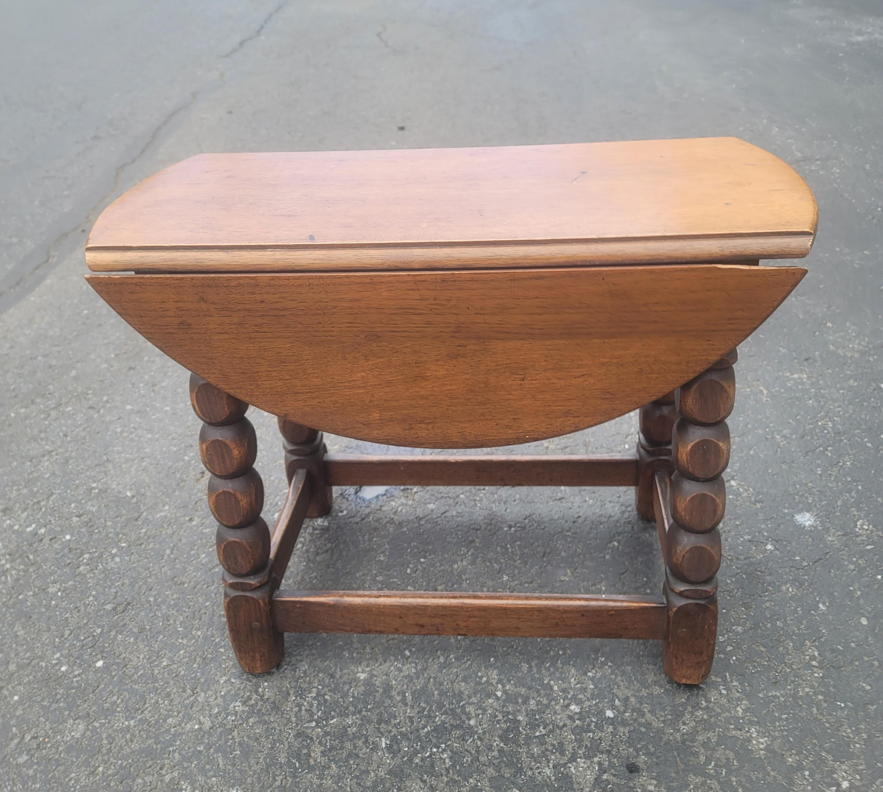 Early 20th Century Jacobean Low Oak Drop-Leaf Side Table In Good Condition For Sale In Germantown, MD
