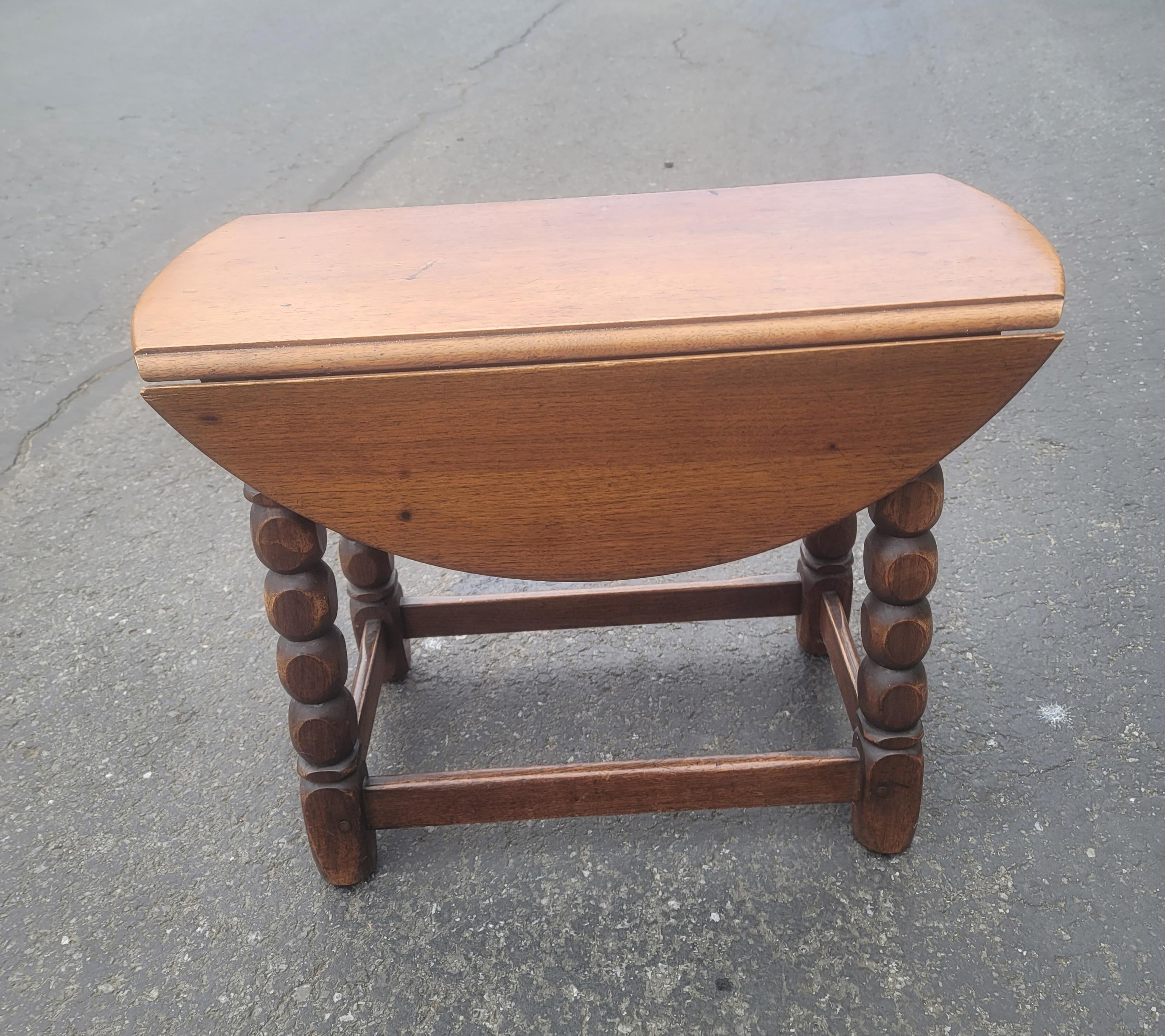 Early 20th Century Jacobean Low Oak Drop-Leaf Side Table For Sale 2