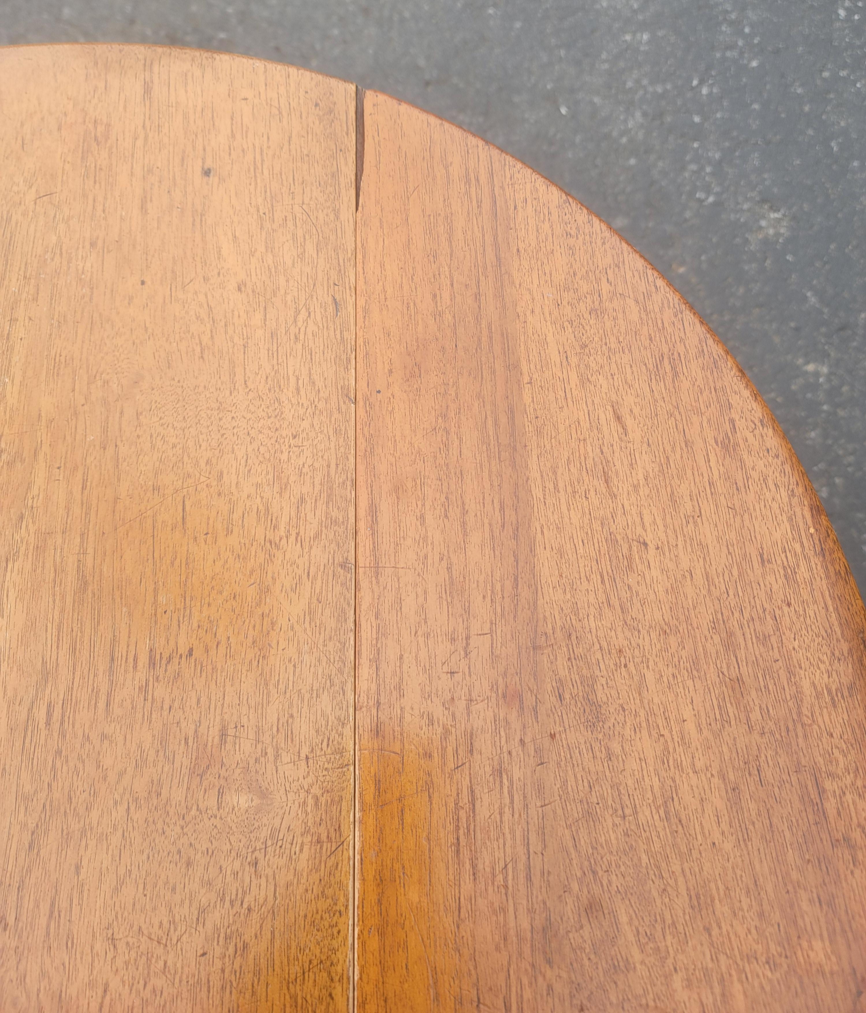 Early 20th Century Jacobean Low Oak Drop-Leaf Side Table For Sale 4