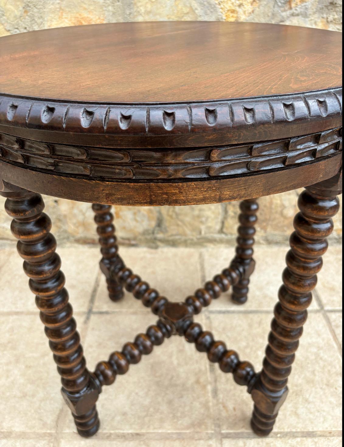 Giacobiano Early 20th Century Jacobean Revival Bobbin Side Table in Oak in vendita