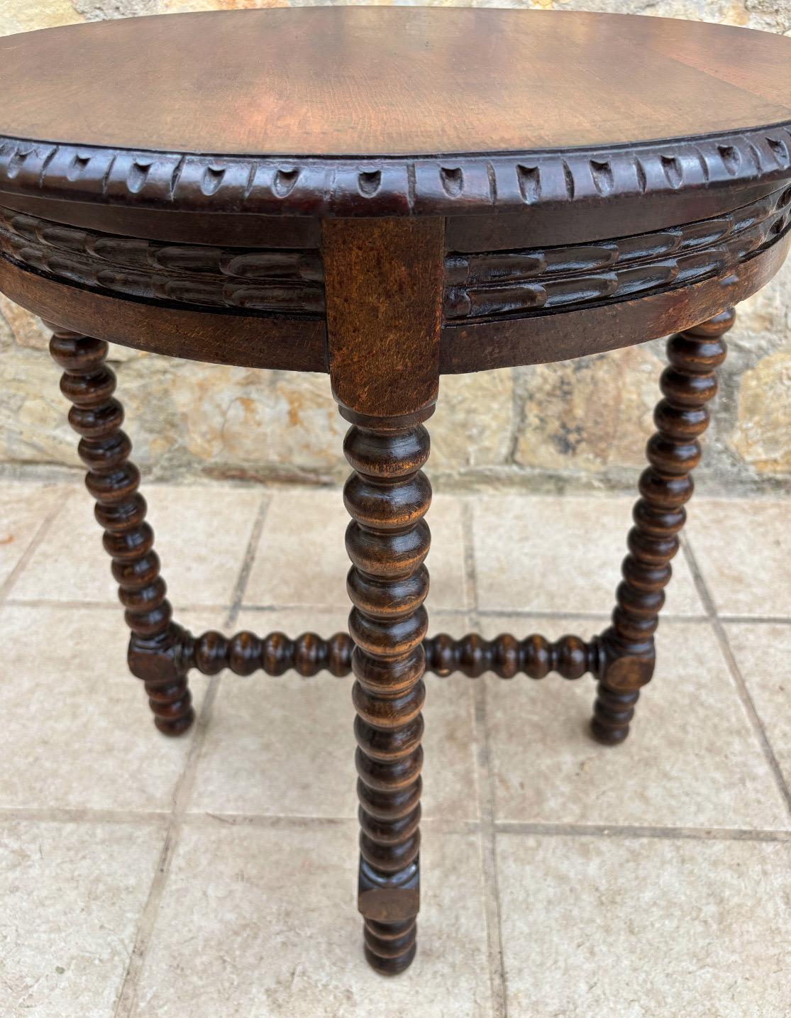 Spagnolo Early 20th Century Jacobean Revival Bobbin Side Table in Oak in vendita