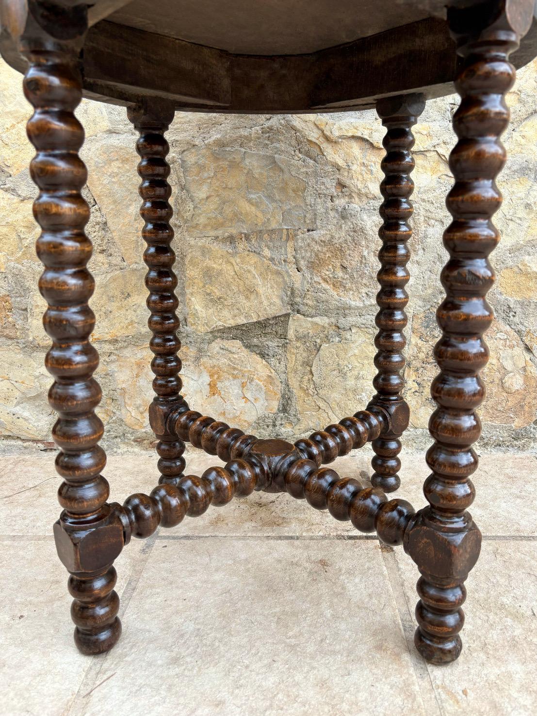 Intagliato a mano Early 20th Century Jacobean Revival Bobbin Side Table in Oak in vendita
