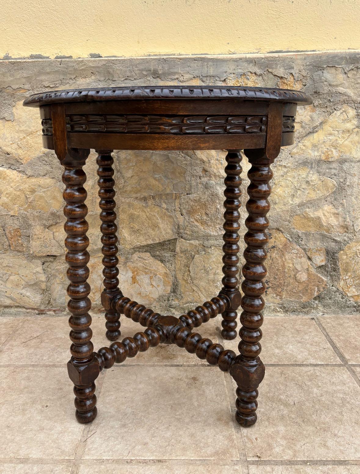 Legno massiccio Early 20th Century Jacobean Revival Bobbin Side Table in Oak in vendita