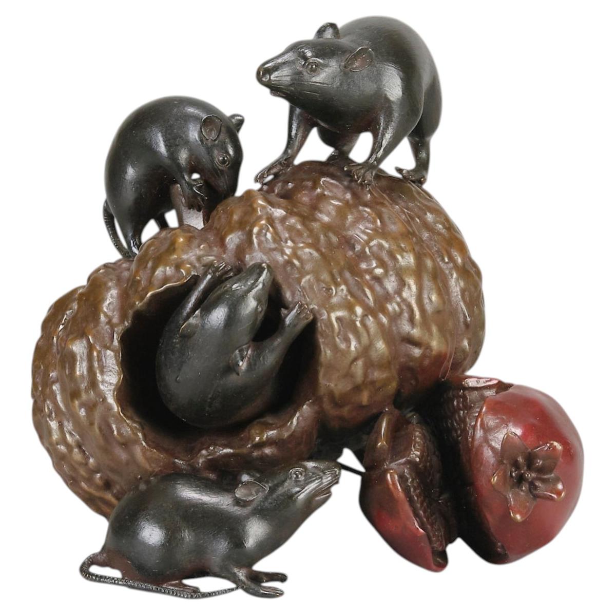 Okimono giapponese in bronzo dei primi del XX secolo intitolato “Topi che mangiano una zucca”, opera di Itsumin in vendita