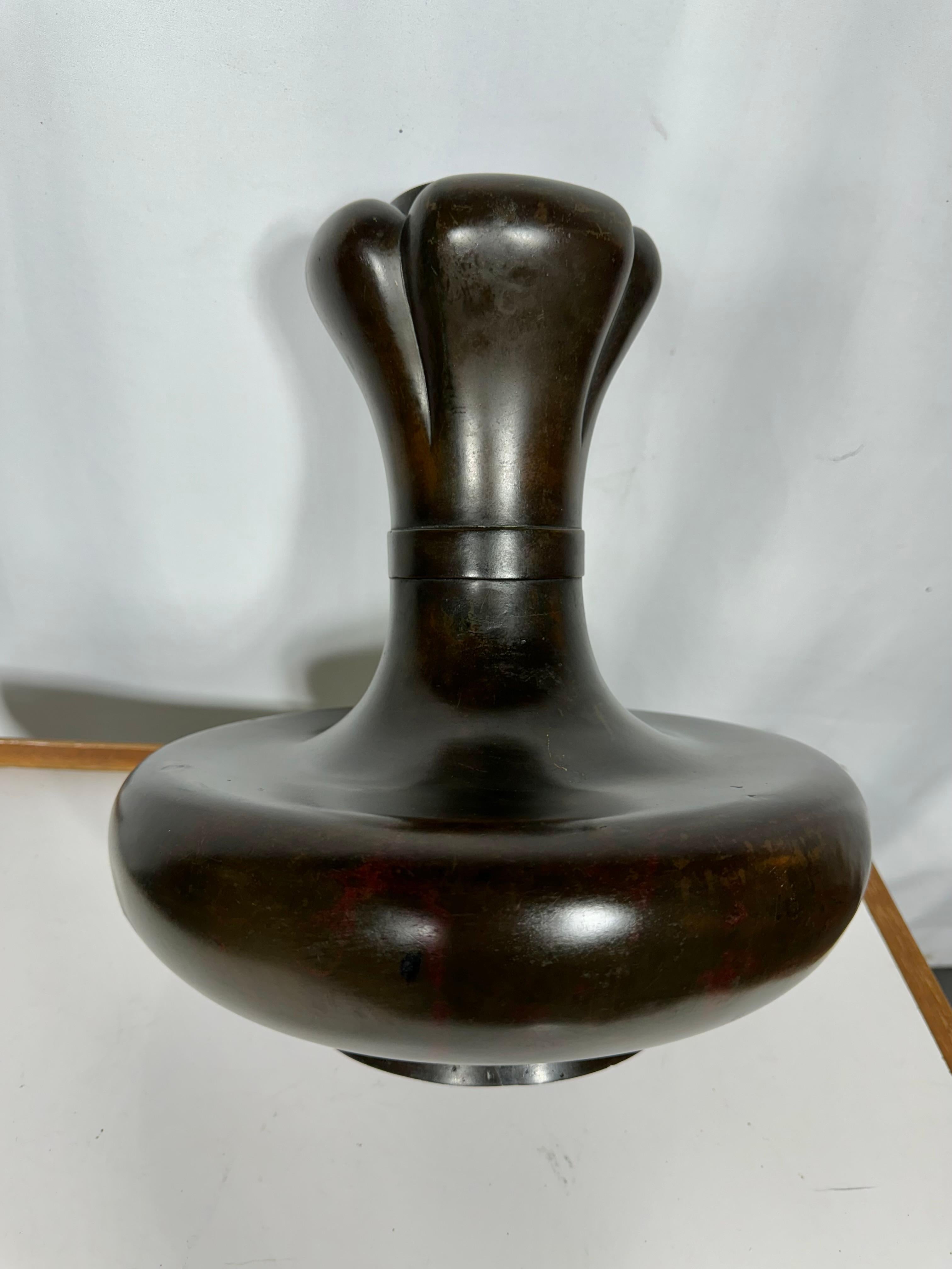Japanese bronze vase with nice form, used to decorate single flower arrangement in Japanese traditional tea ceremony.

Age: Japan, Showa Period, Early 20th Century
Size: Height 13 / Diameter 11
Condition: Nice condition overall.