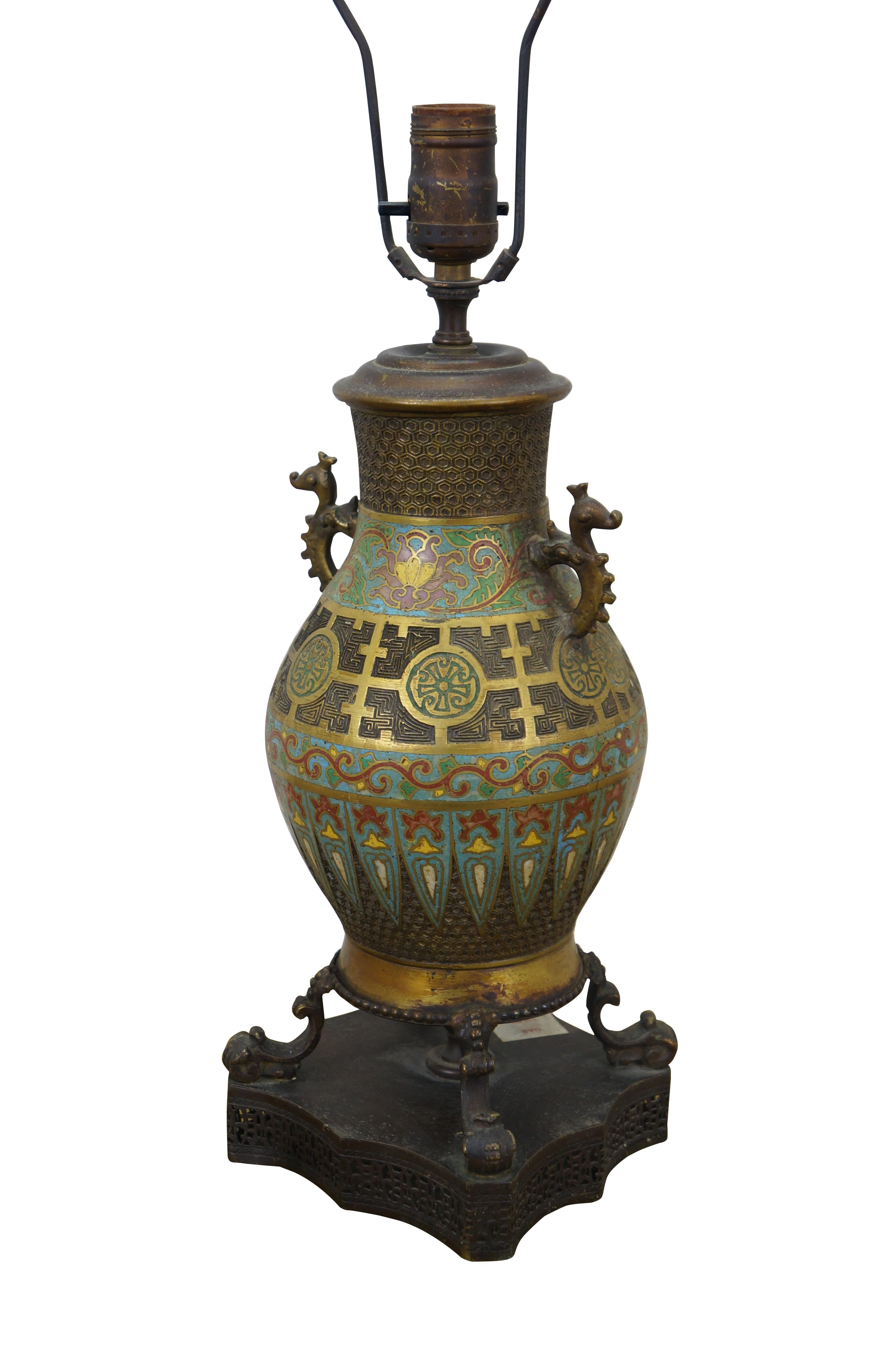 Jarrón o urna japonesa esmaltada en cloisonné champleve, convertida en lámpara montada sobre una base perforada / reticulada con soportes de volutas c. 

Dimensiones:
6