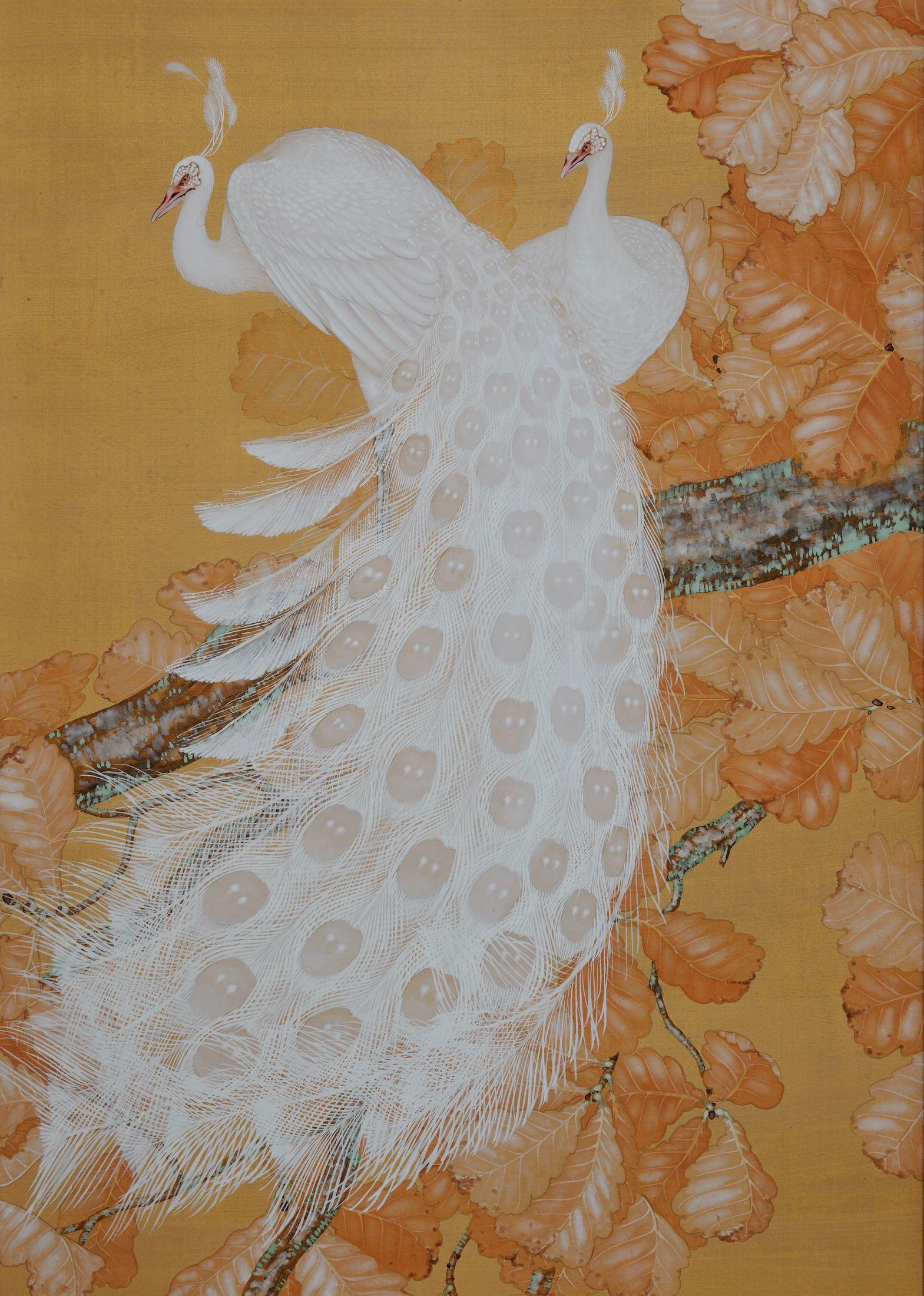 Kasahara Seiken 

Weiße Pfaue,

um 1916

Gerahmtes Gemälde. Tusche, Farbe und Gofun auf Seide.

Ein japanisches Nihonga-Gemälde aus der Taisho-Periode, das ein Paar weiße Pfauen zeigt, die sich auf einer Eiche ausruhen. Ihre Federn glitzern