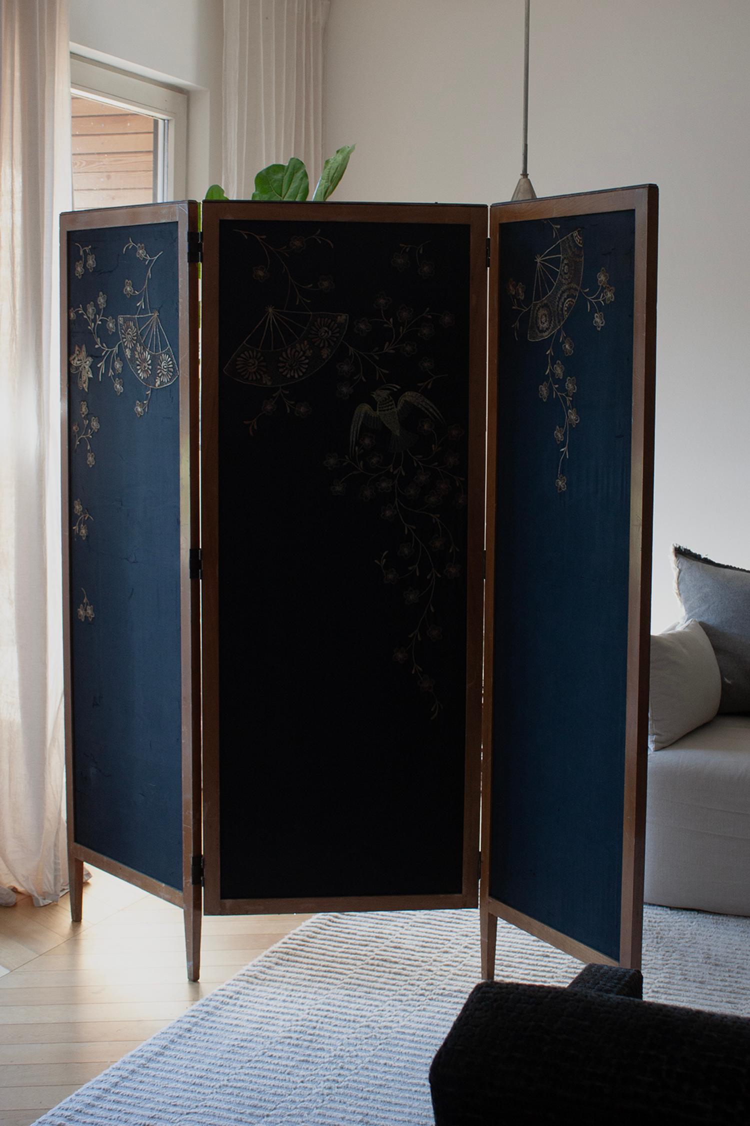 Early 20th Century Japanese Inspired Screen Black Silk With Gold Embroidery For Sale 7