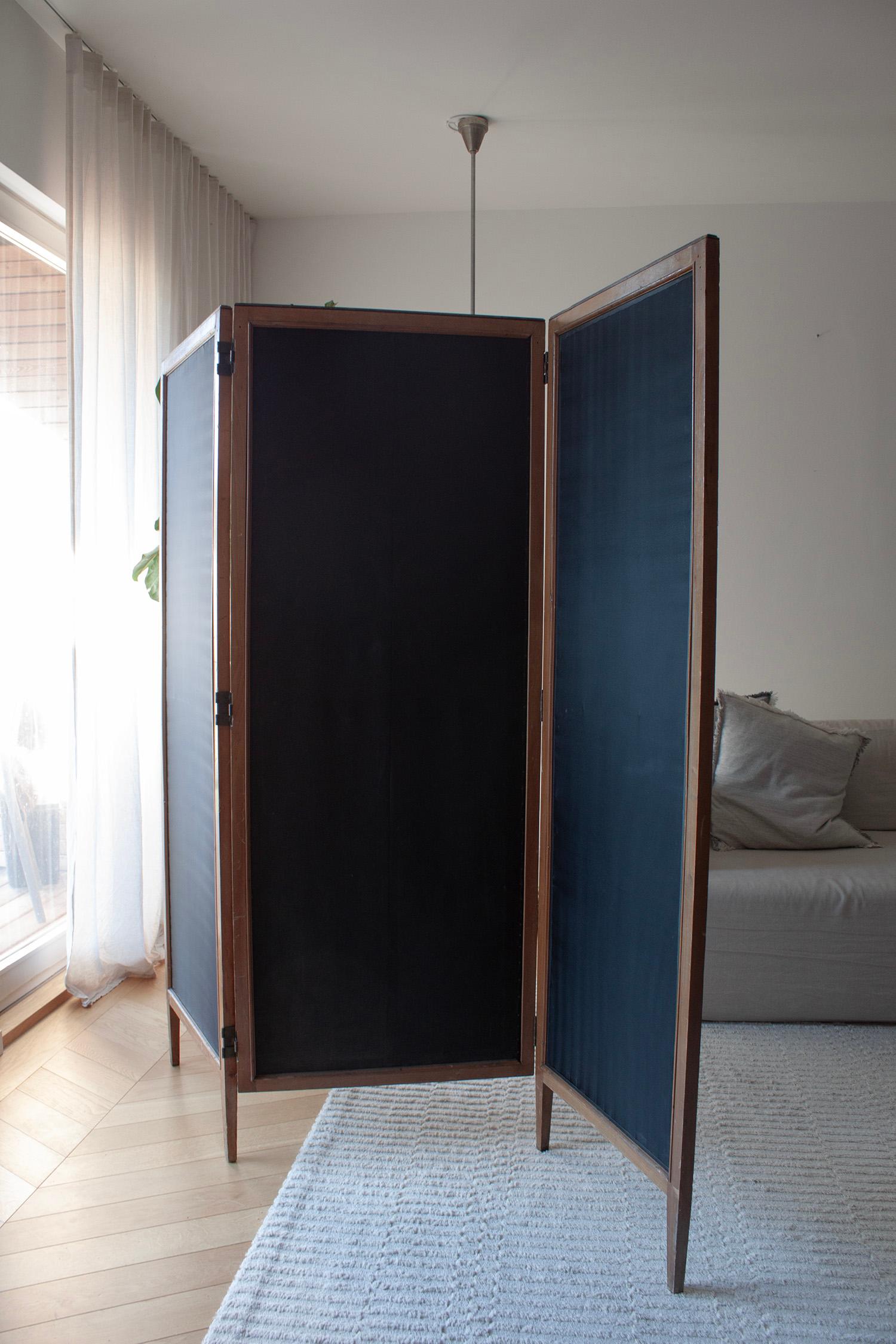 Early 20th Century Japanese Inspired Screen Black Silk With Gold Embroidery For Sale 8