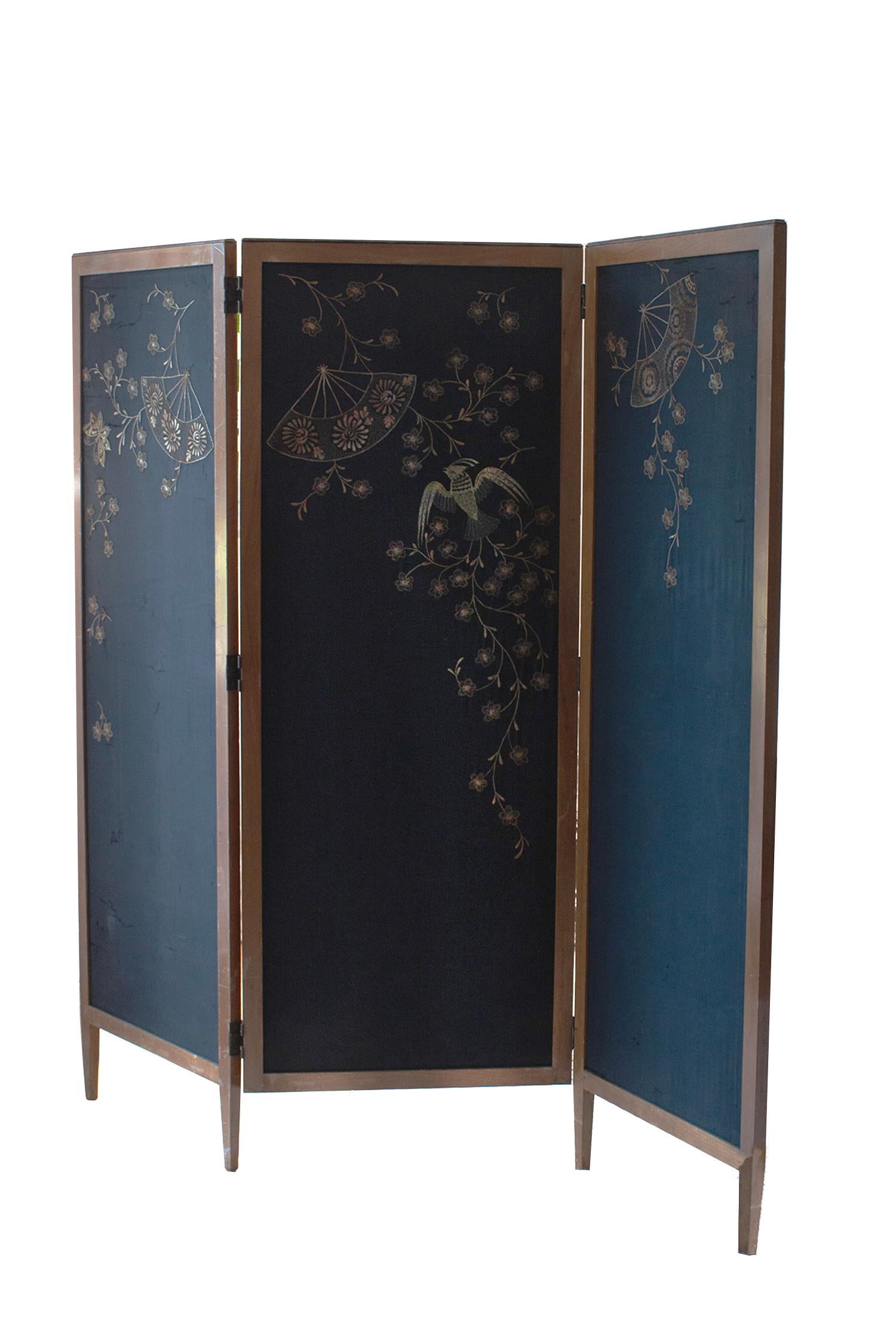 Early 20th Century Japanese Inspired Screen Black Silk With Gold Embroidery For Sale 9