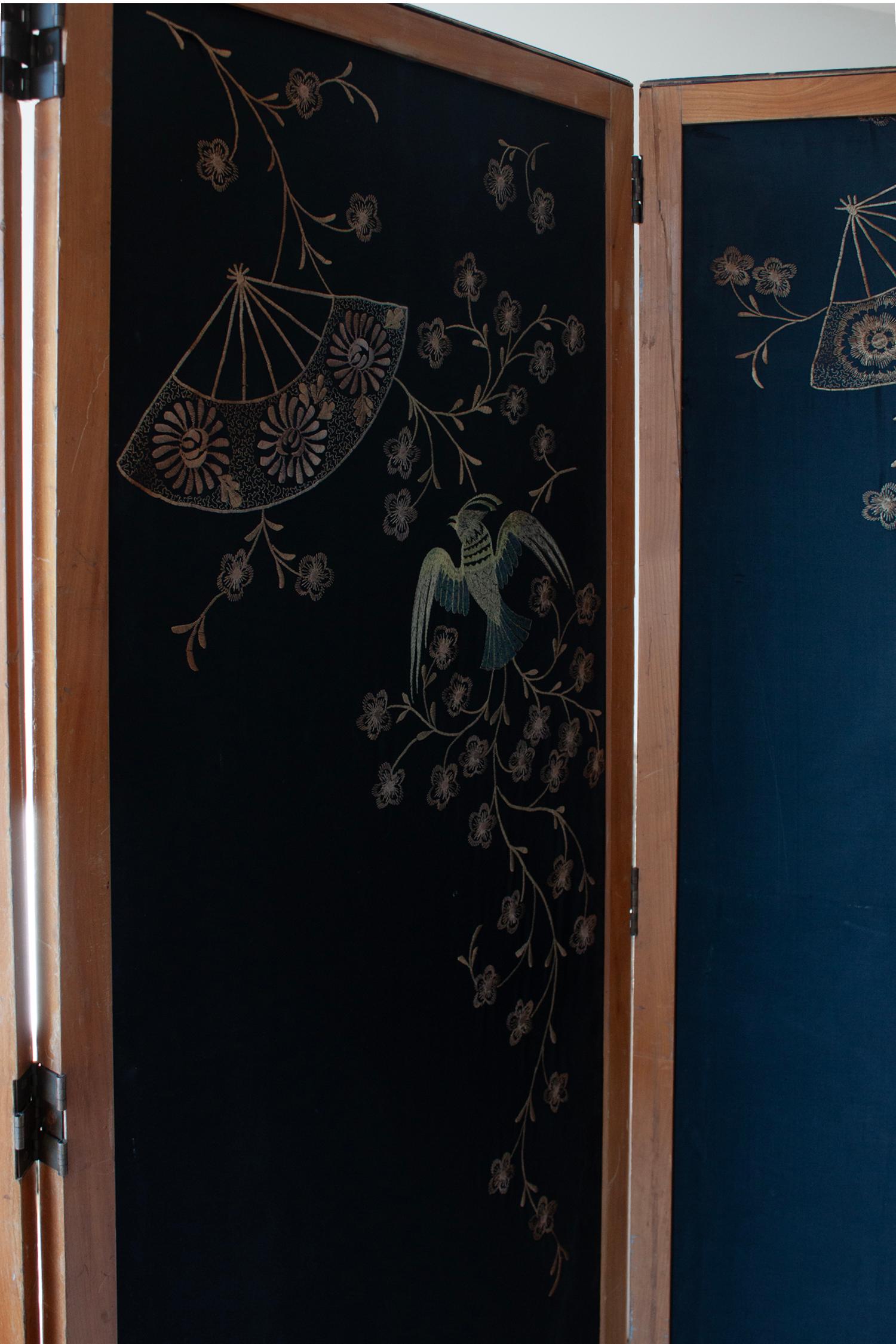 Early 20th Century Japanese Inspired Screen Black Silk With Gold Embroidery For Sale 1