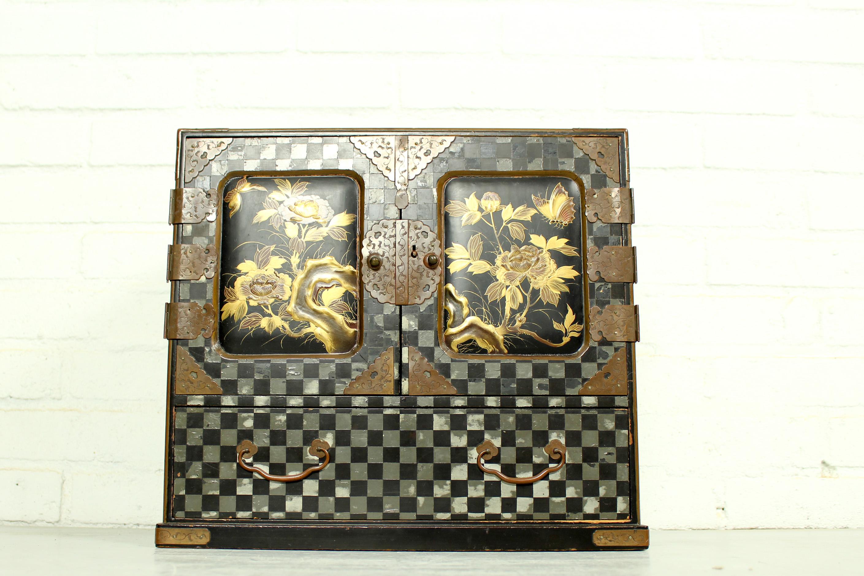This very beautiful antique early 20th century Japanese jewelry box is made of black lacquer and has beautiful floral gilded detailing. This piece shows wear consistent with its age, and some original hardware is missing (see photograph).