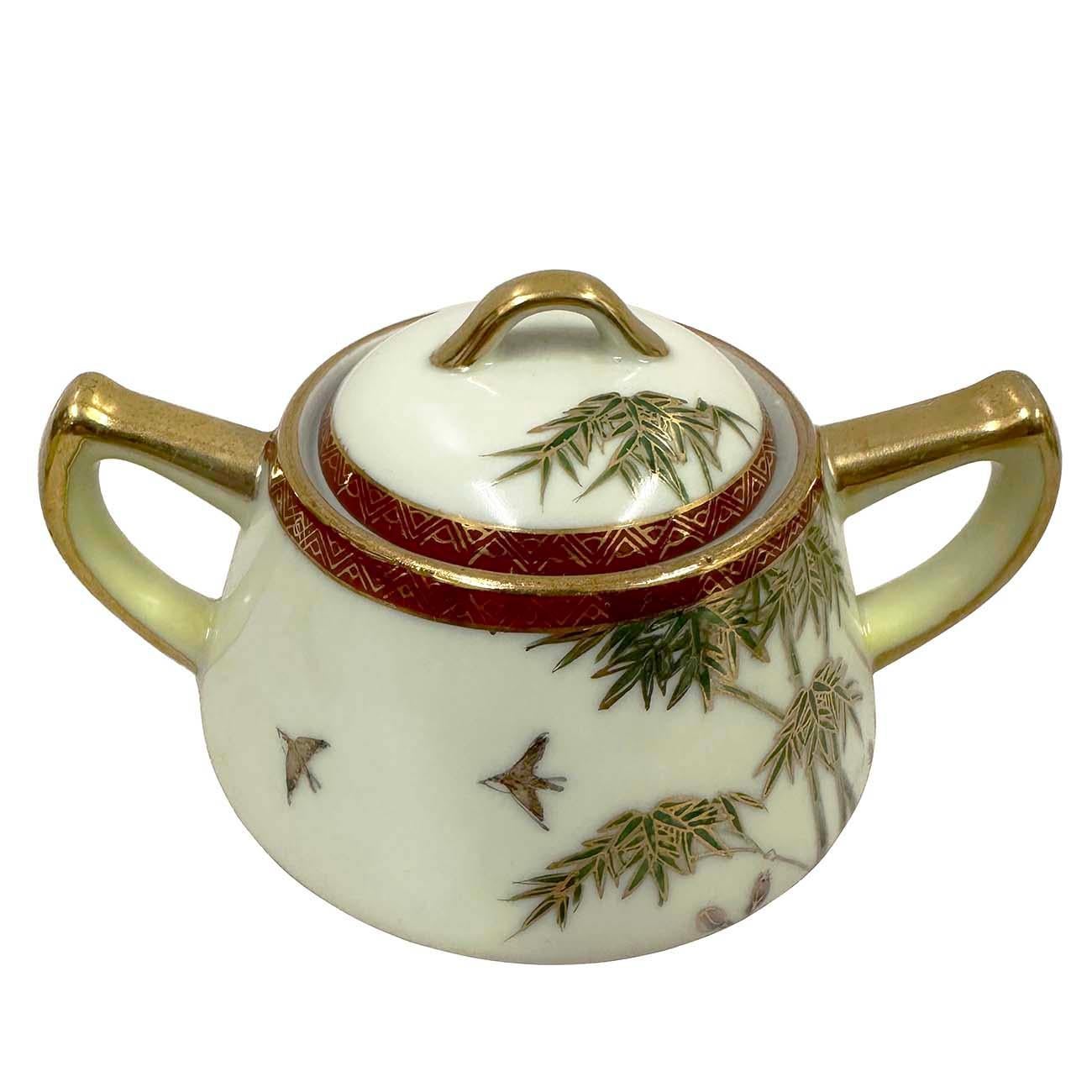 Ces deux ensembles sucrier et pot à lait en bambou du Japon sont faits à la main et peints avec des dorures sur la peinture et les mains. Elles sont fabriquées à la main et conservées en très bon état antique, sans fissures ni éclats. Regardez bien