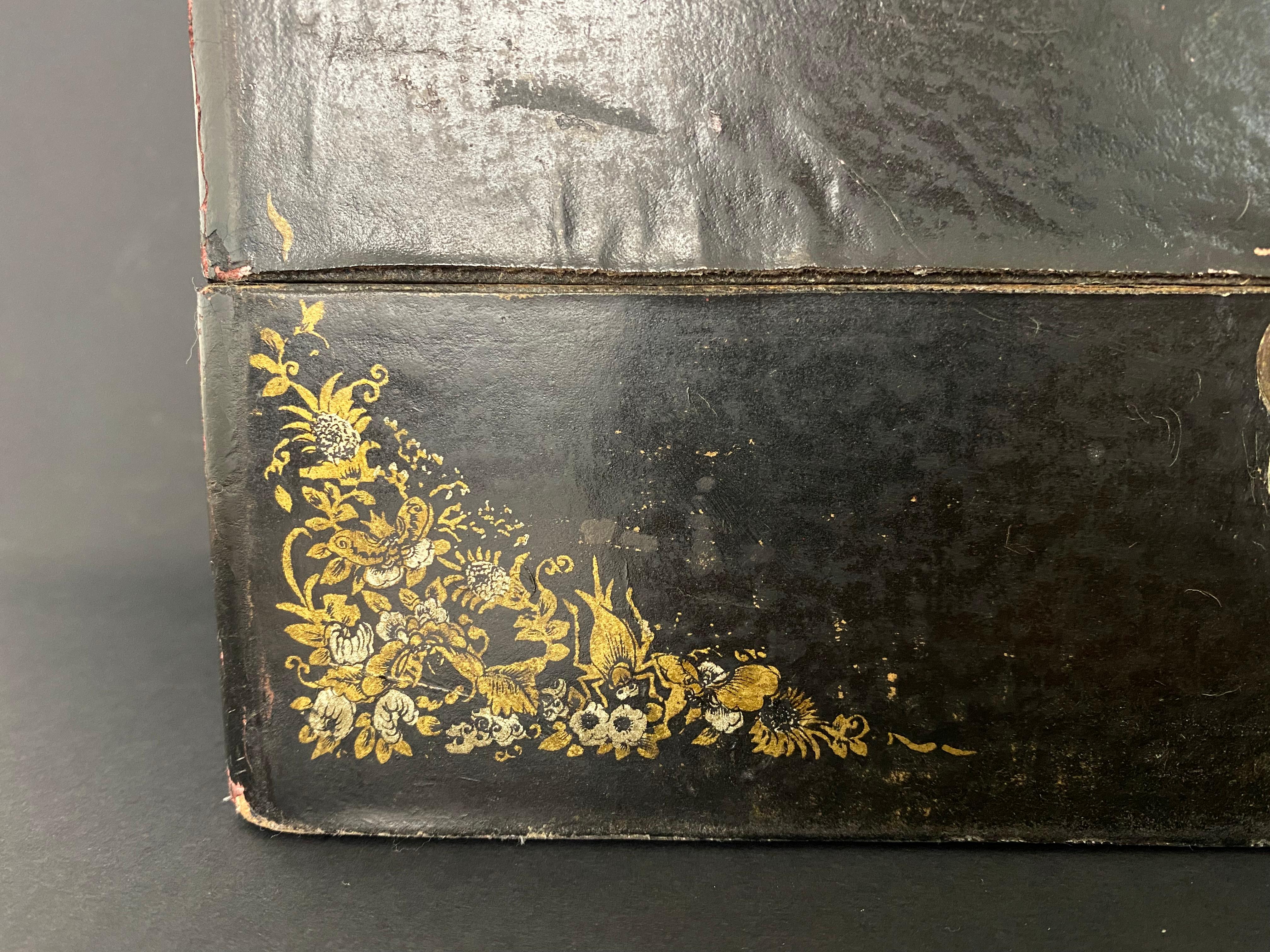Sehr schöne Schachtel, die in der japanischen Kultur auch als Kissen verwendet wird, Anfang des 20. Jahrhunderts. Er ist schwarz lackiert und mit handgemalten goldenen Blumenmustern verziert. Der kupferne Riegel ist schön mit einer Blume und einem
