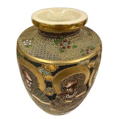Jarrón japonés policromado de Satsuma de principios del siglo XX, con detalles dorados y figuras