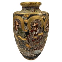 Jarrón japonés policromado de Satsuma de principios del siglo XX, con detalles dorados y figuras