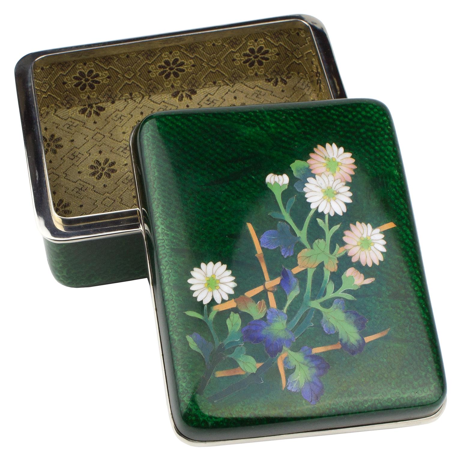 Japanese box in silver decorated with green cloisonné enamel and flower motifs, from the early 20th century.
Dimensions: 11 x 8.7 x 4.3 cm (4.33 x 3.43 x 1.69 in)