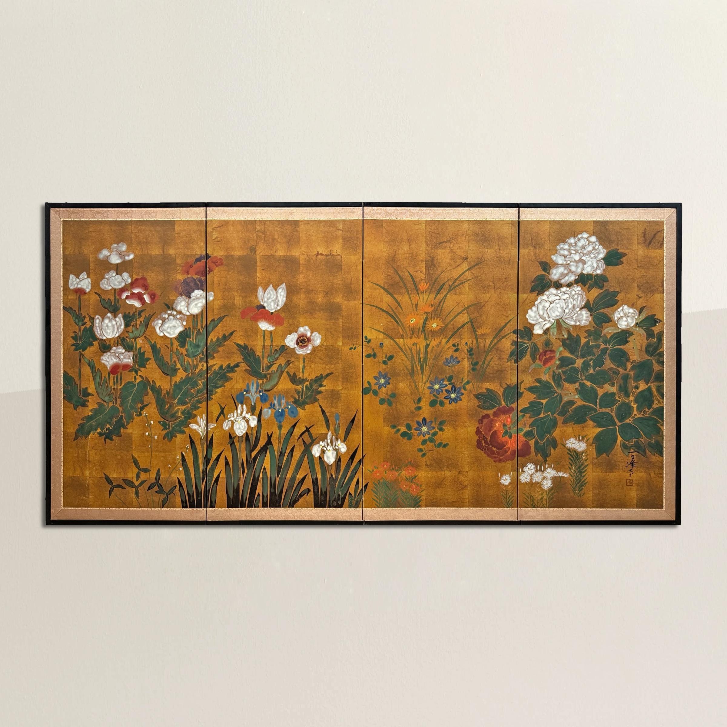 Este biombo japonés Byōbu de cuatro paneles de principios del siglo XX es un derroche de alegría primaveral, con grandes y llamativas peonías rojas y blancas, lirios azules y blancos, y racimos de delicadas flores naranjas, azules y blancas que se