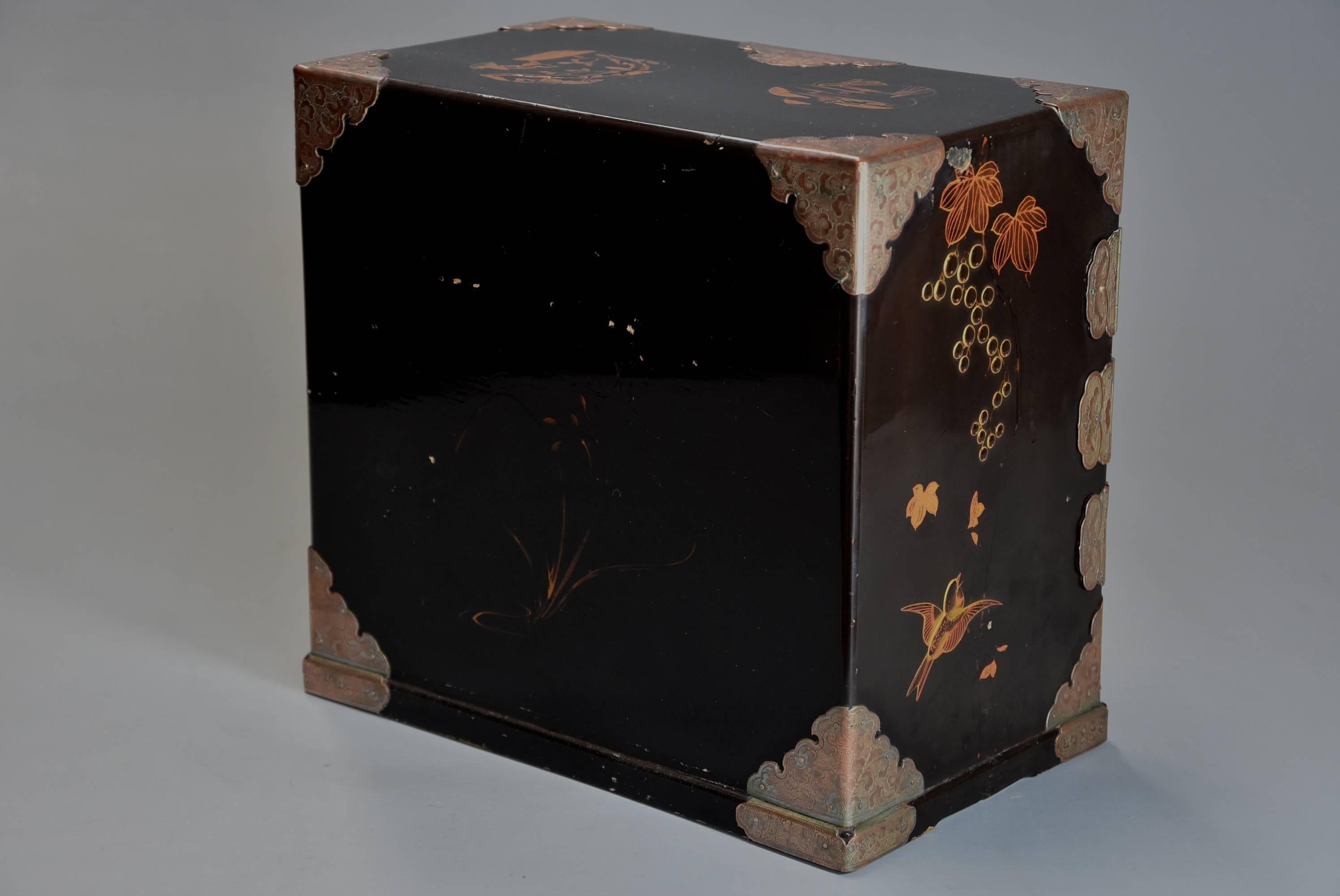 Early 20th Century Japanese Two-Door Lacquered Table Cabinet 7
