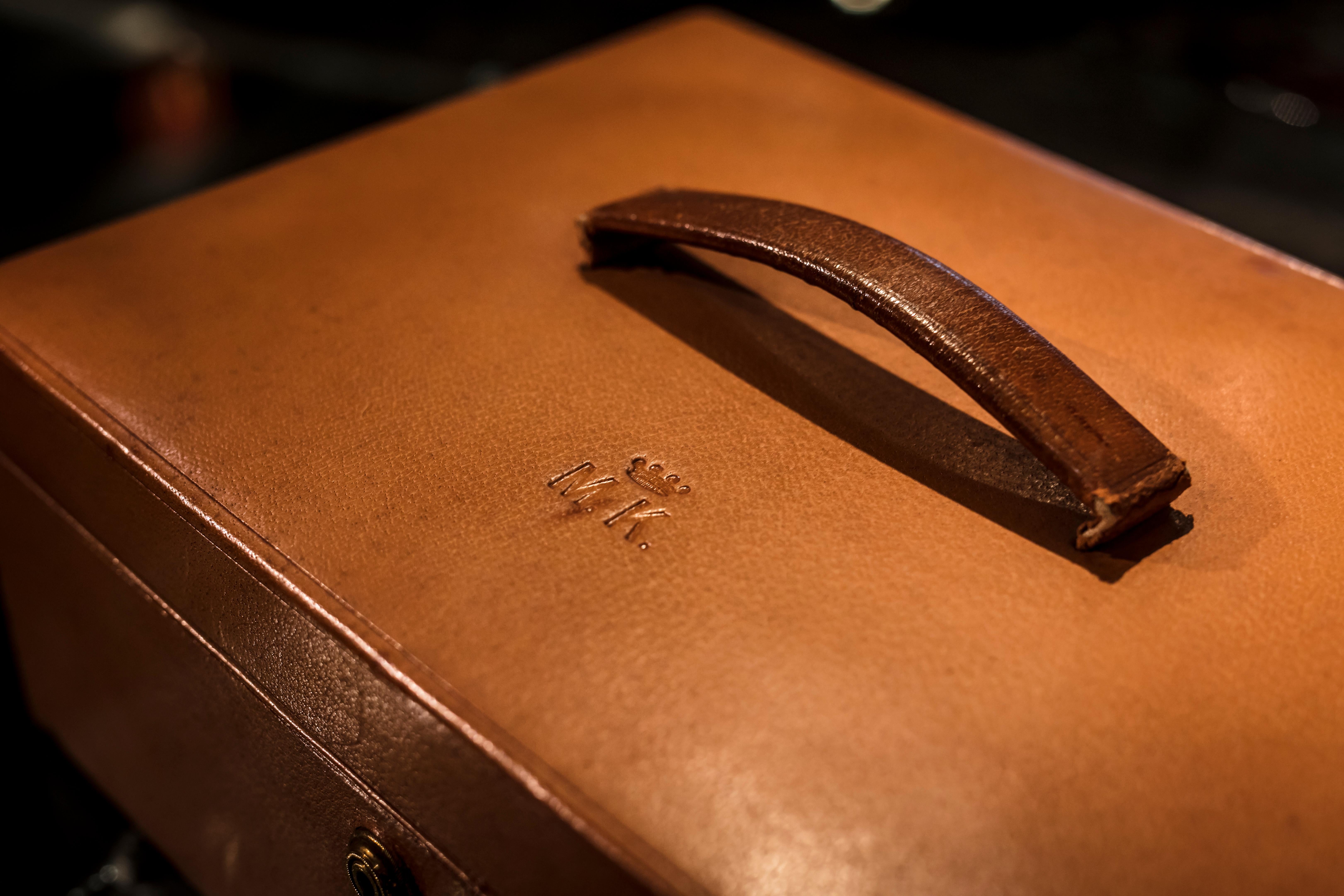 Dokumentenbox aus Leder von J.C Vickery, Regent Street W, London
Das Originalschloss mit Schlüssel trägt die Marke Bramah, London
Die Schachtel ist mit natürlichem hellbraunem Leder überzogen, mit einem Griff am Deckel. Unter dem Griff sind eine