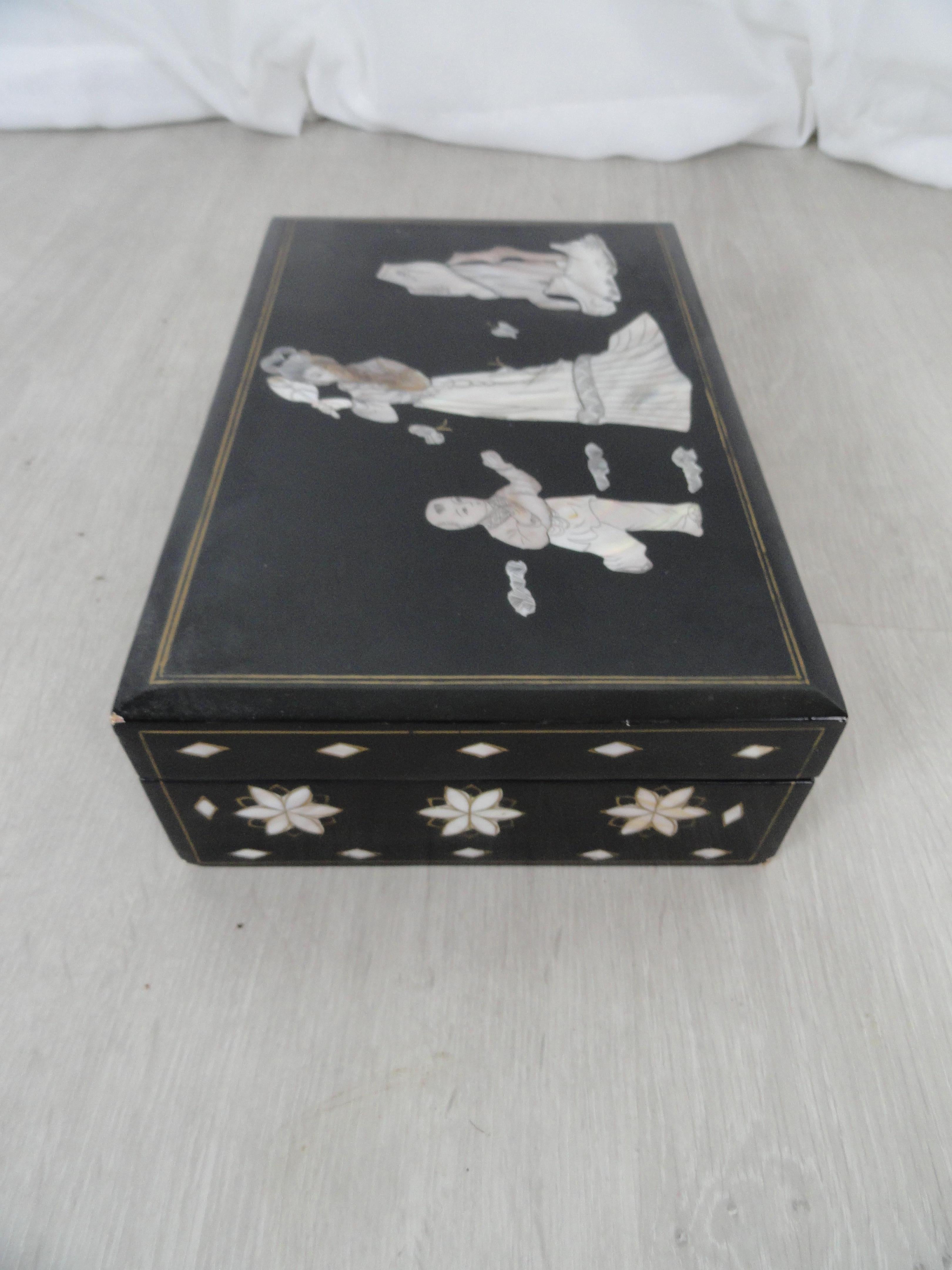 Early 20th Century Jewelry Box For Sale 1