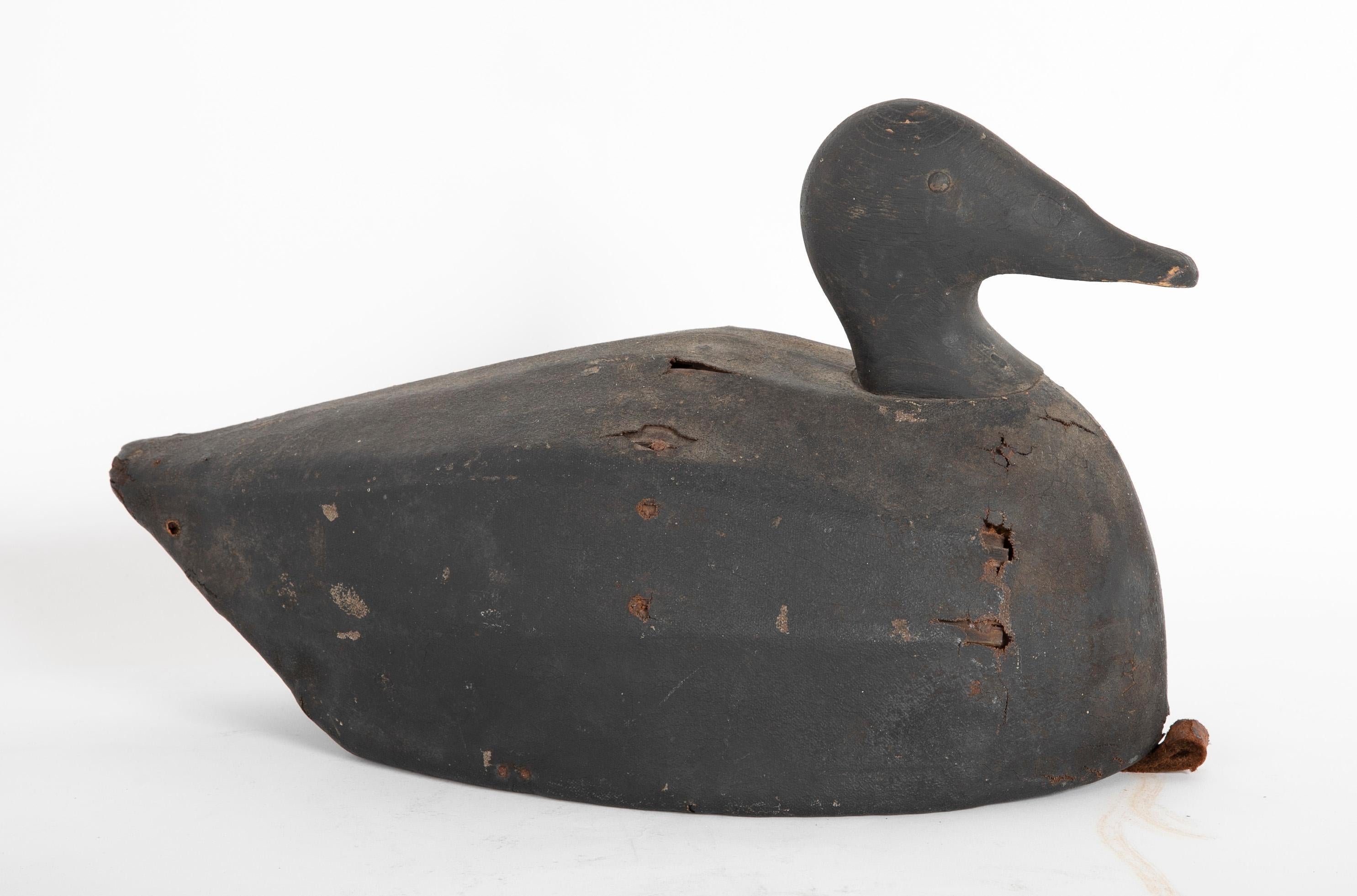 Joe Lincoln scoter decoy, Leinwand bedeckt mit tack Augen, schwarzer Farbe und alte Bewaffnung repaint. Zahlreiche Risse am Körper. Auf der Unterseite eingebrannt 