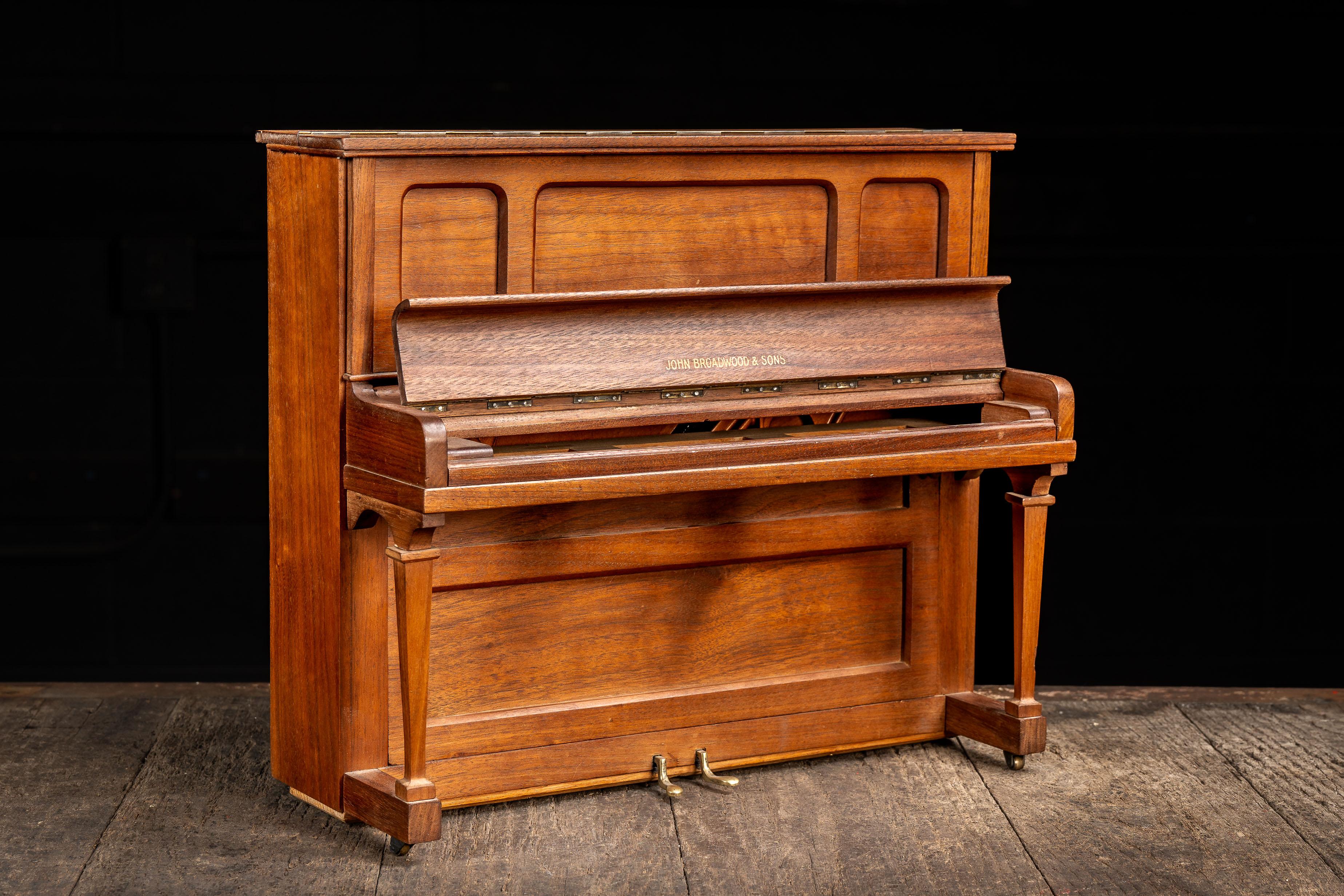 Americano Campione di vendita di pianoforte verticale John Broadwood & Sons dei primi del Novecento in vendita