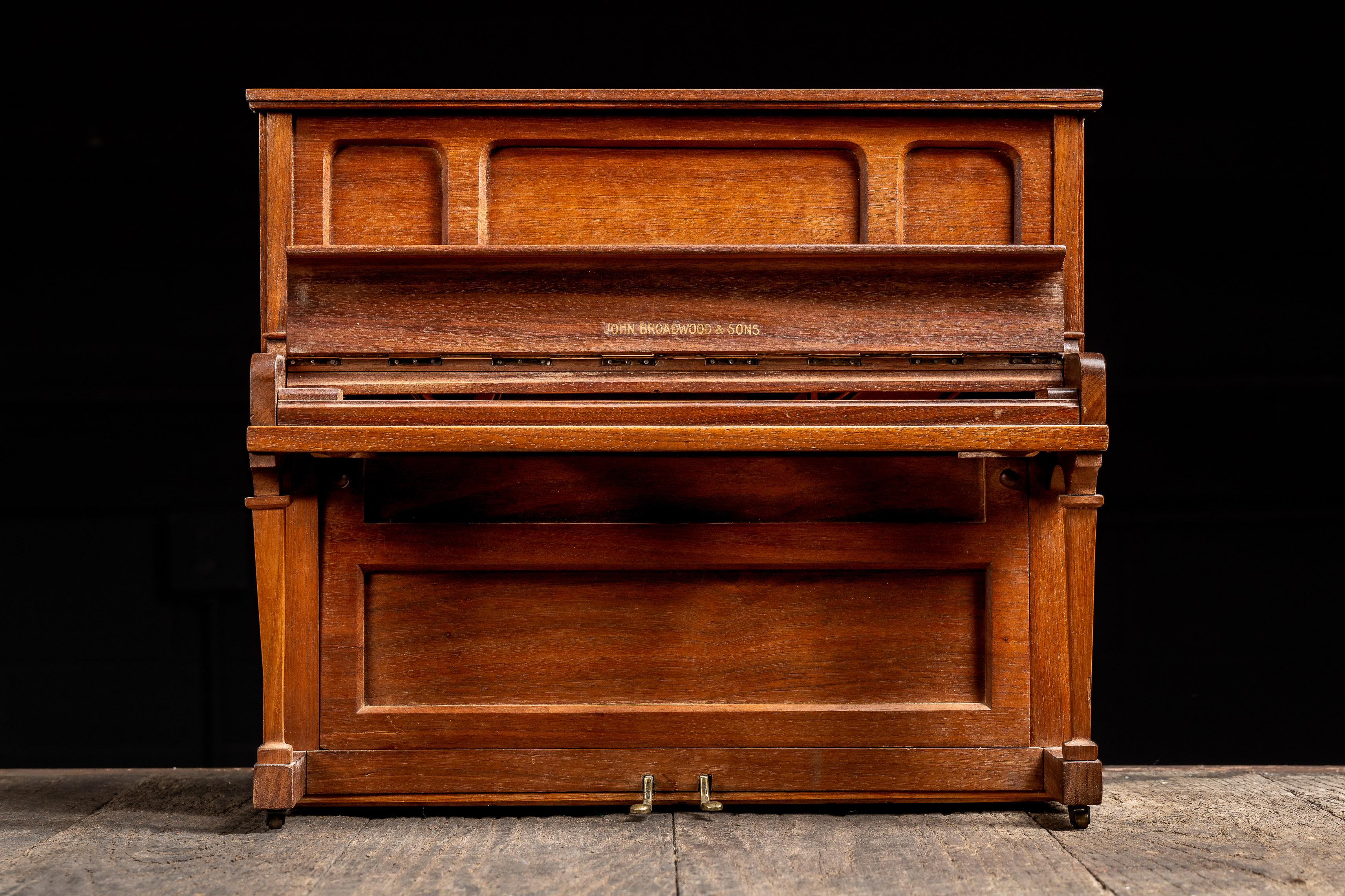 Campione di vendita di pianoforte verticale John Broadwood & Sons dei primi del Novecento In condizioni buone in vendita a Dekalb, IL