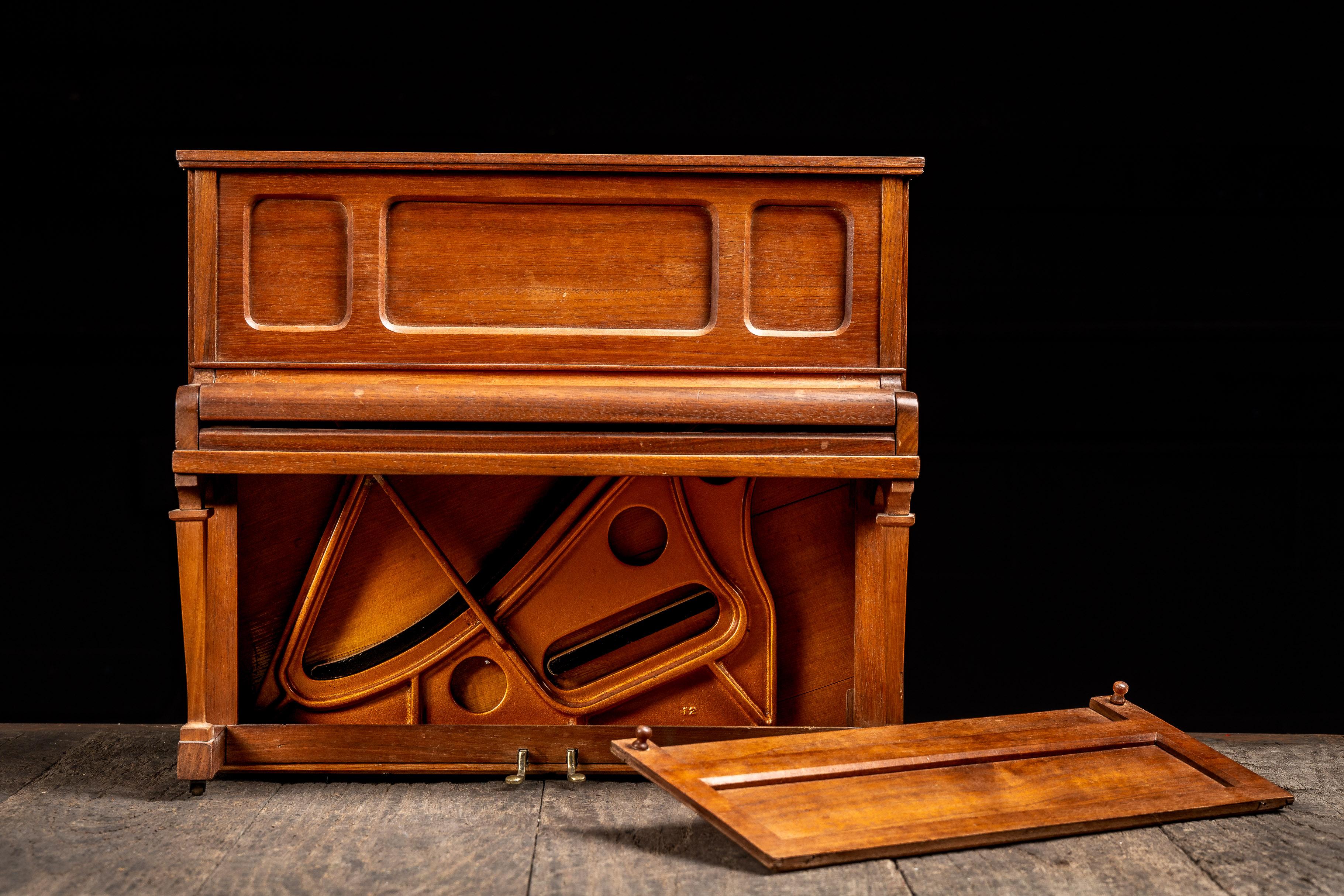 XX secolo Campione di vendita di pianoforte verticale John Broadwood & Sons dei primi del Novecento in vendita