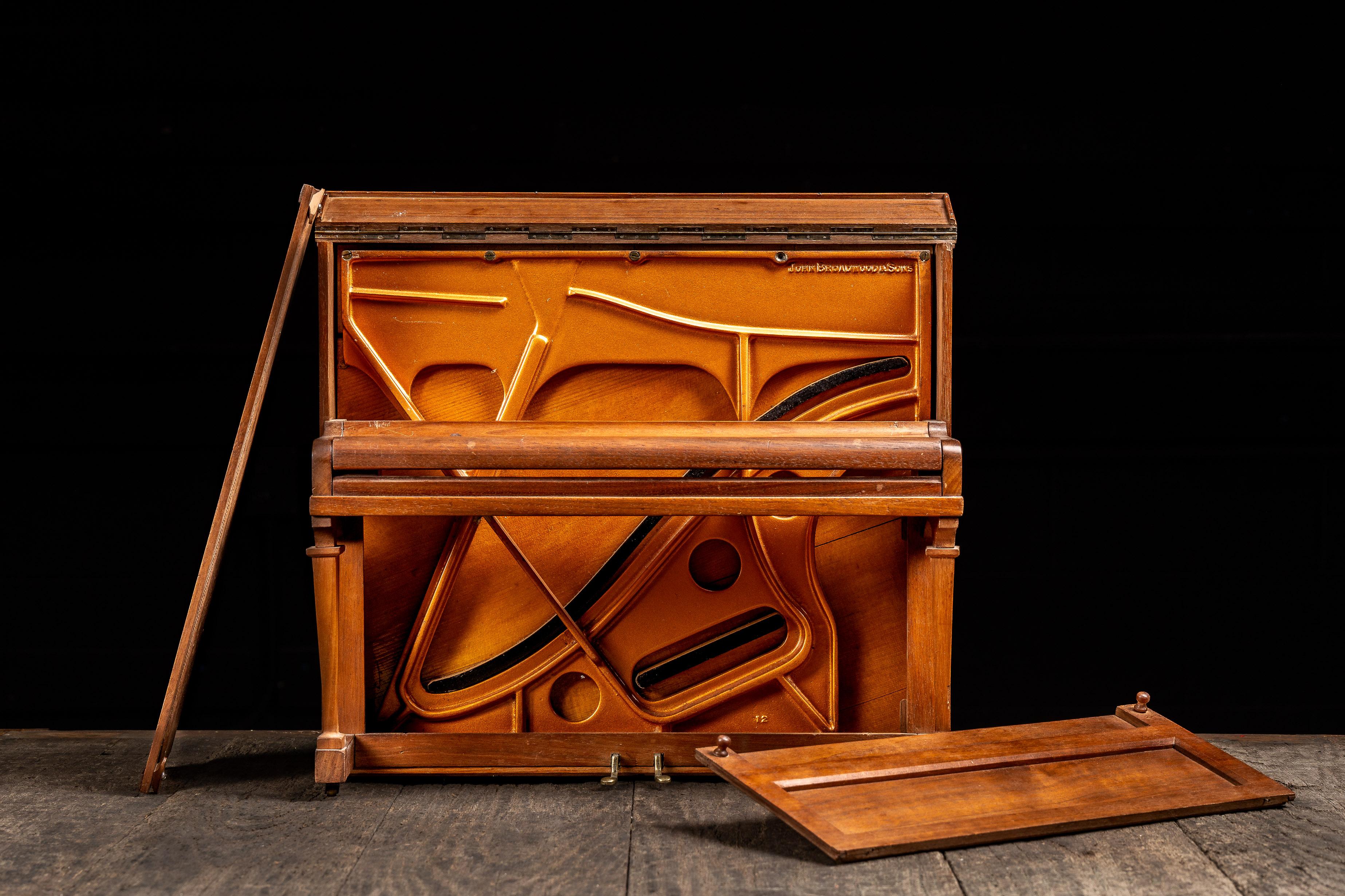 Ottone Campione di vendita di pianoforte verticale John Broadwood & Sons dei primi del Novecento in vendita
