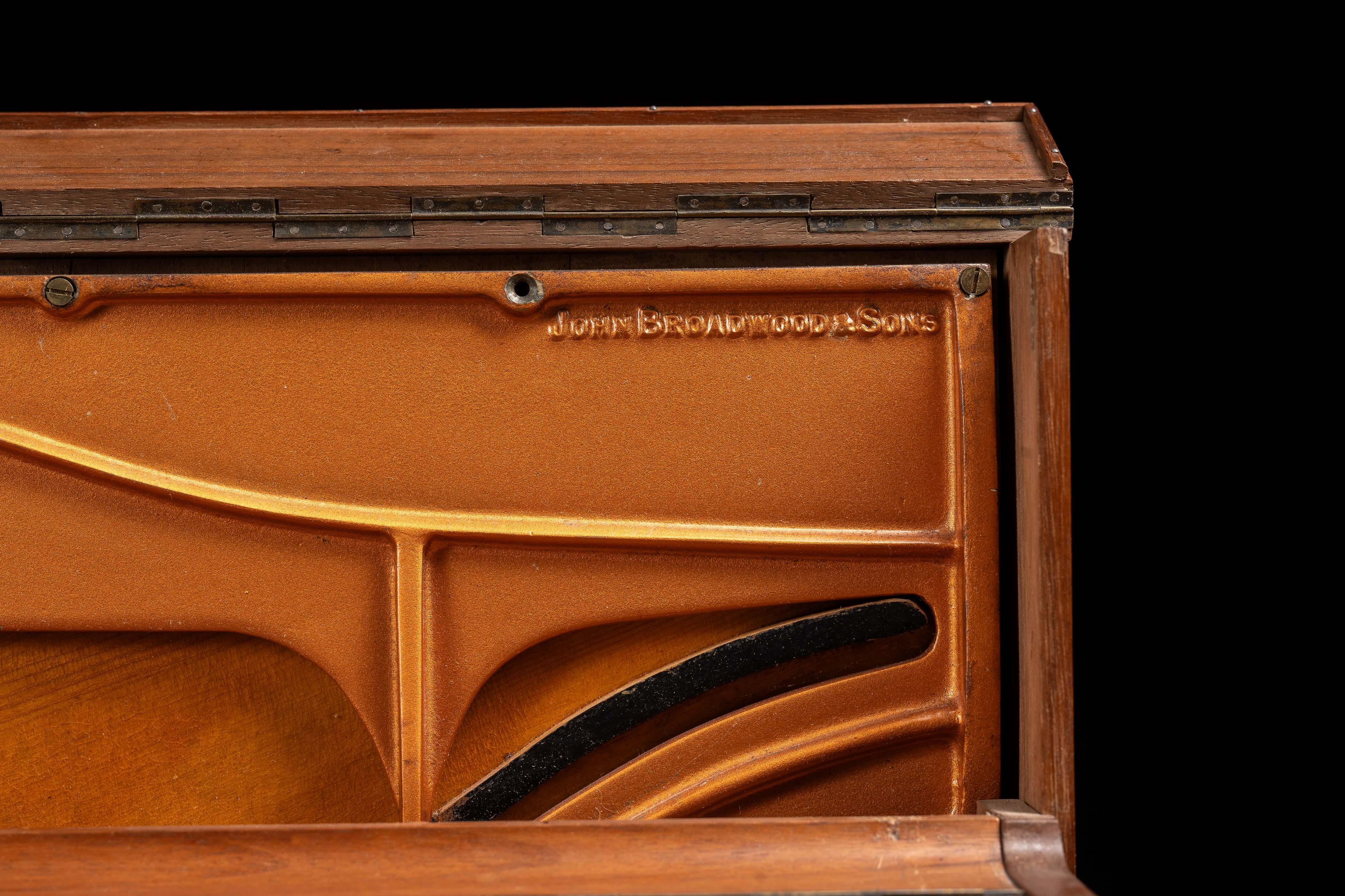 Campione di vendita di pianoforte verticale John Broadwood & Sons dei primi del Novecento in vendita 1