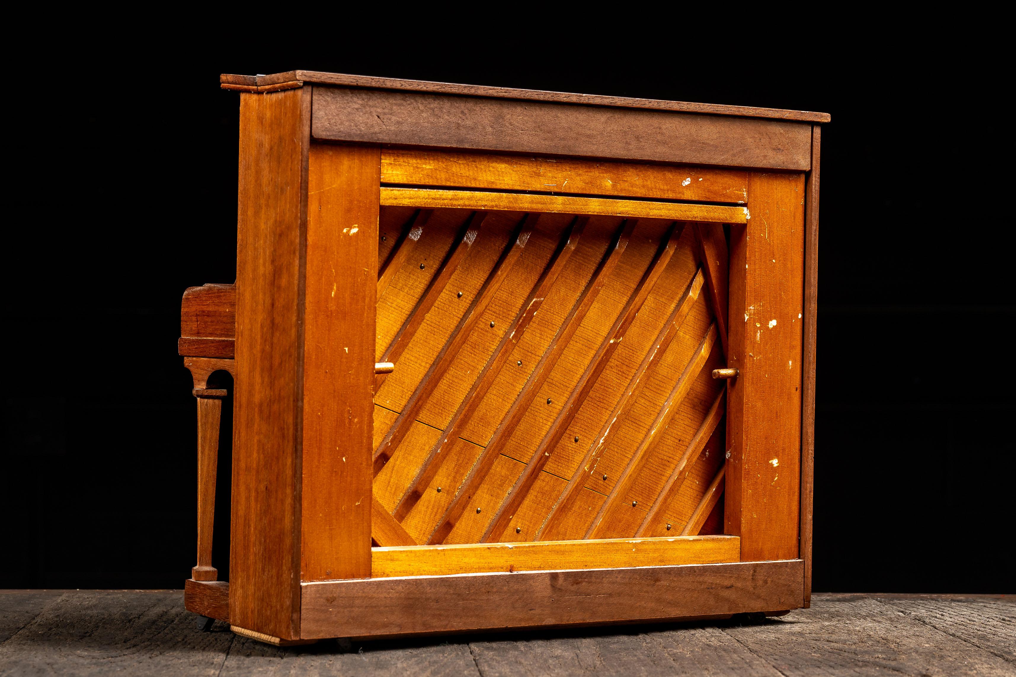 Campione di vendita di pianoforte verticale John Broadwood & Sons dei primi del Novecento in vendita 2