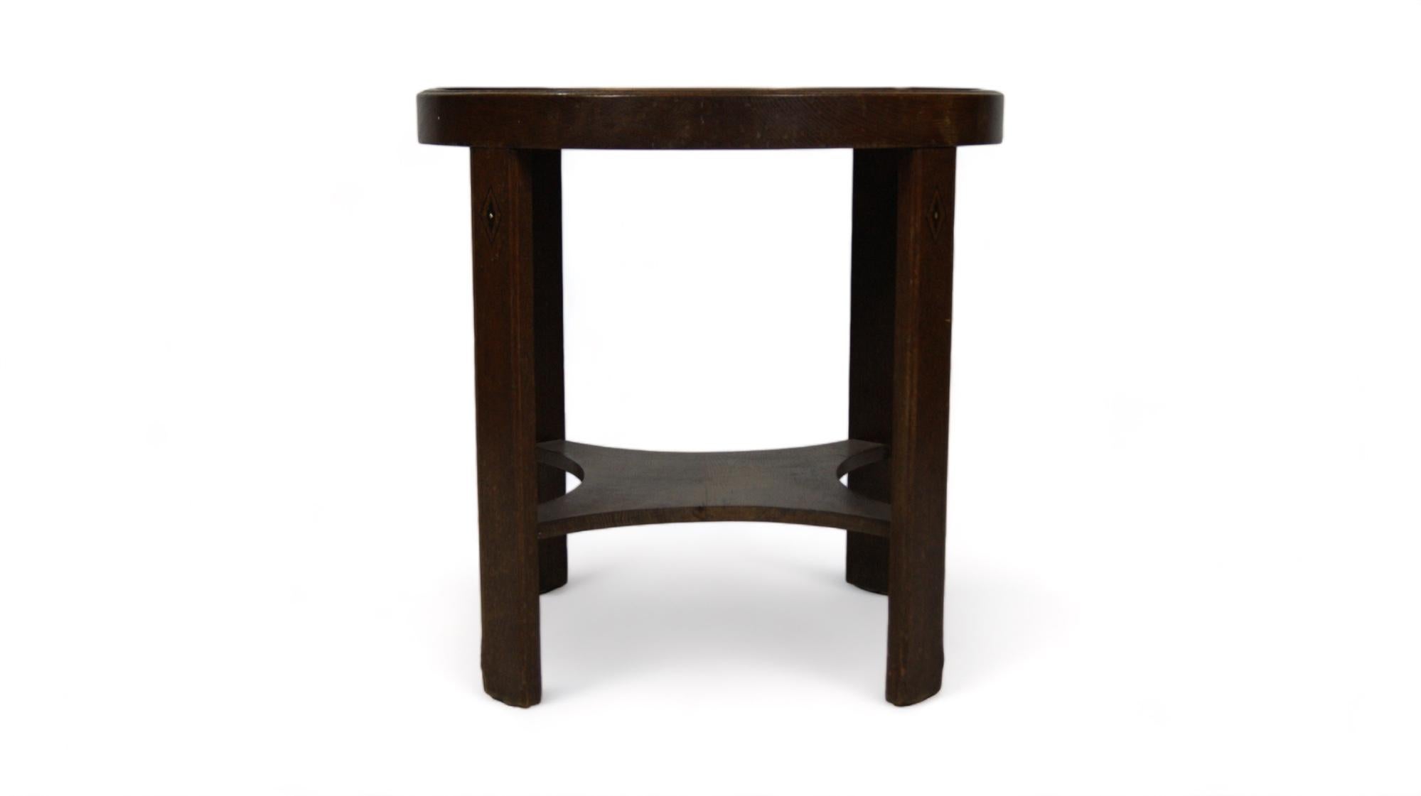 Das Design dieses Tisches verbindet die Wärme des Holzes mit der Robustheit des Metalls und schafft ein harmonisches Gleichgewicht zwischen Klassik und Funktionalität.

Das Holz in satten, tiefen Tönen zeigt die Patina der Zeit und offenbart