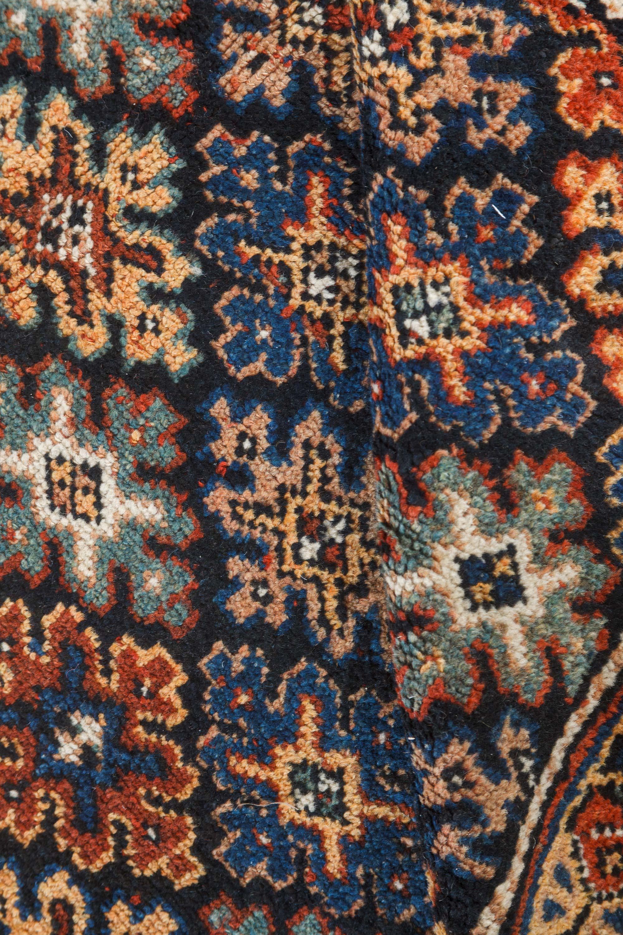 Chemin de table en laine fait à la main, unique, datant du début du 20e siècle au Karabagh
Taille : 4'10