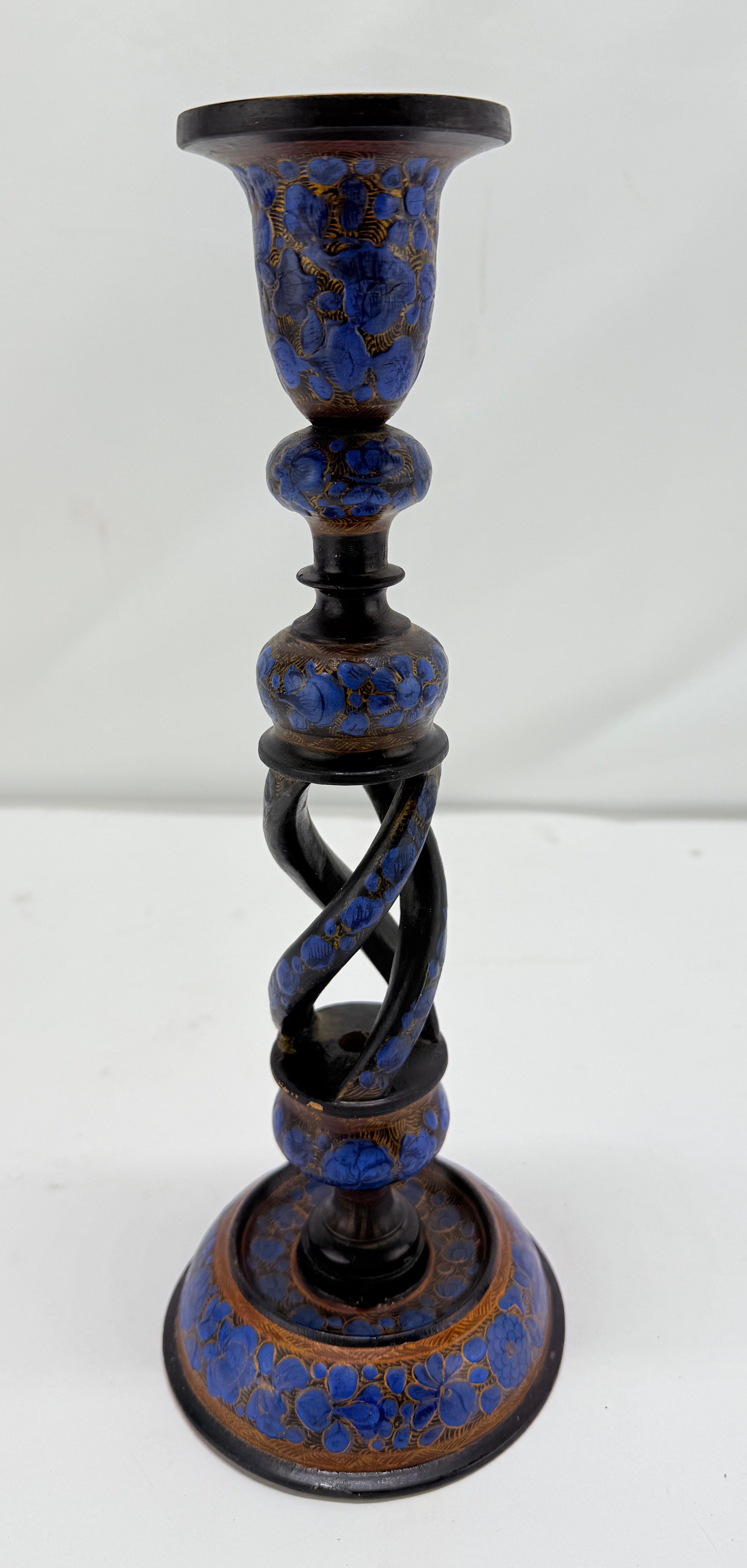Candelero de papel maché cachemir de principios del siglo XX, finamente ejecutado, que se distingue por su grácil astil retorcido de cebada y su decoración floral ricamente esmaltada. Este candelabro, de 12,125 pulgadas de altura y una base de 4,25