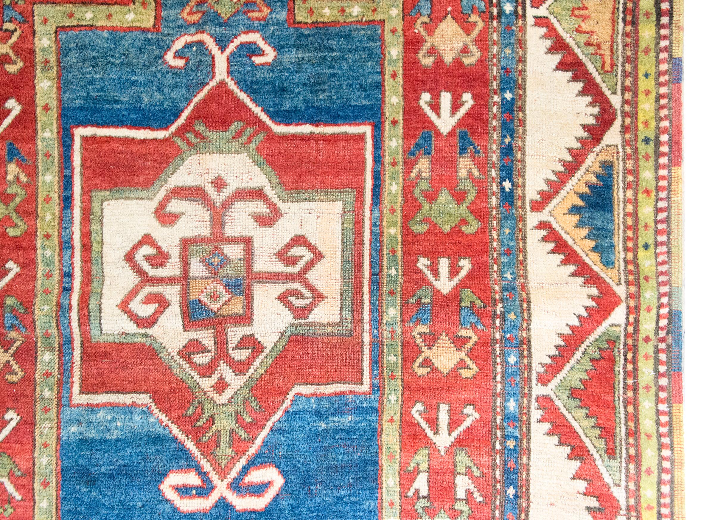 Noué à la main Tapis de prière kazak du début du 20e siècle en vente