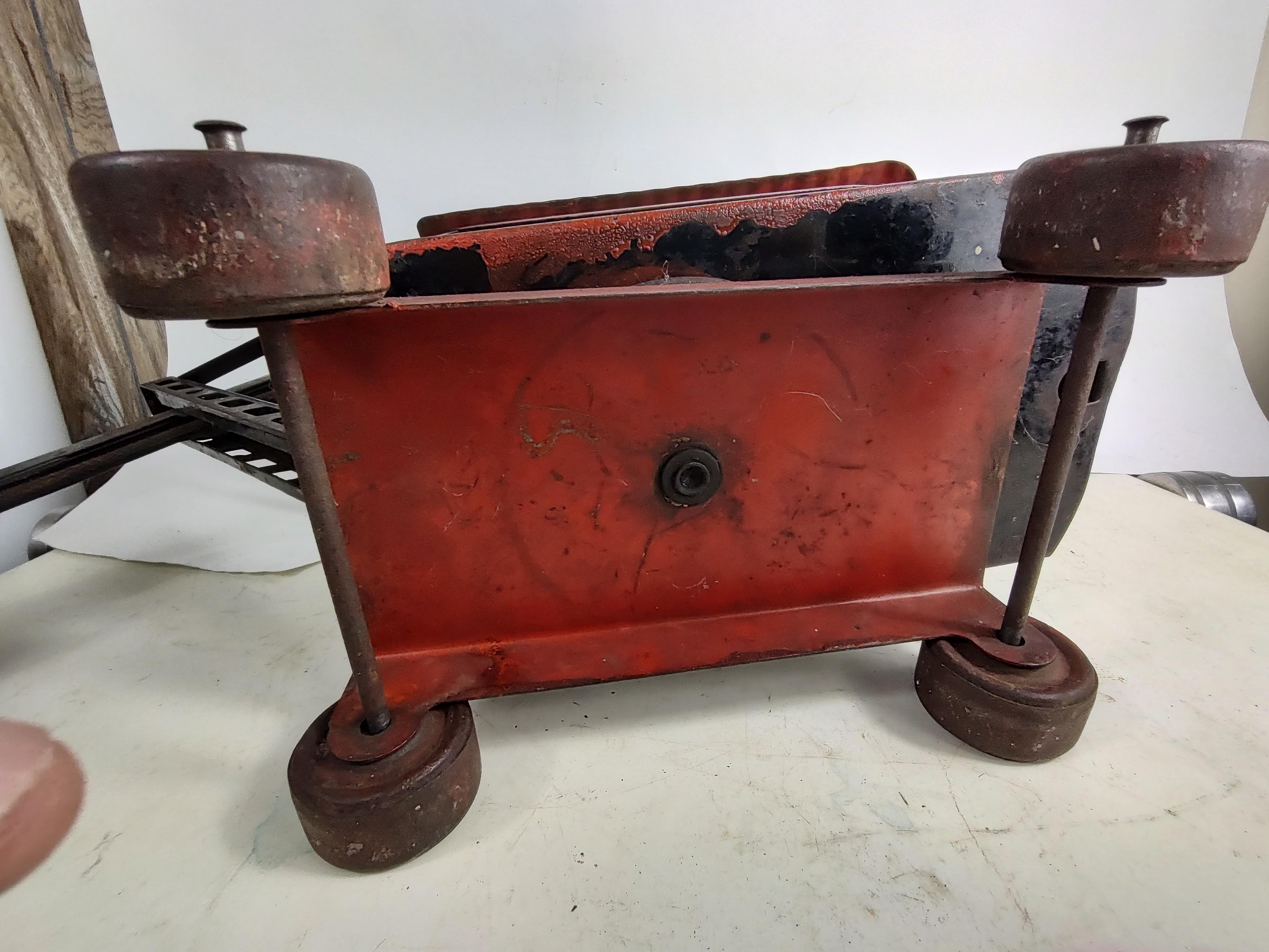 Acier Jouet à vapeur en acier pressé du début du XXe siècle, clé de voûte en vente