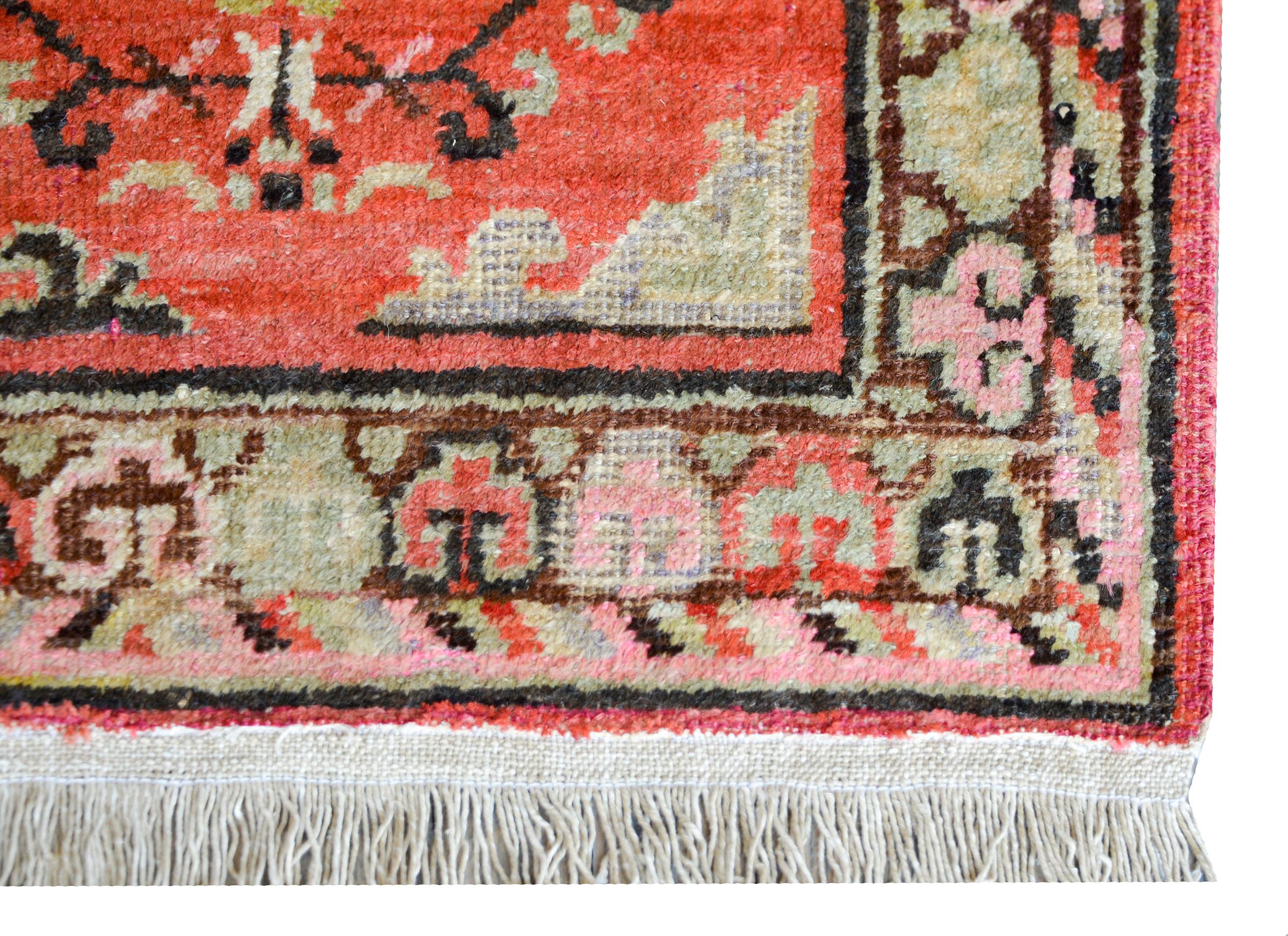 Tapis Khotan du début du XXe siècle en vente 3