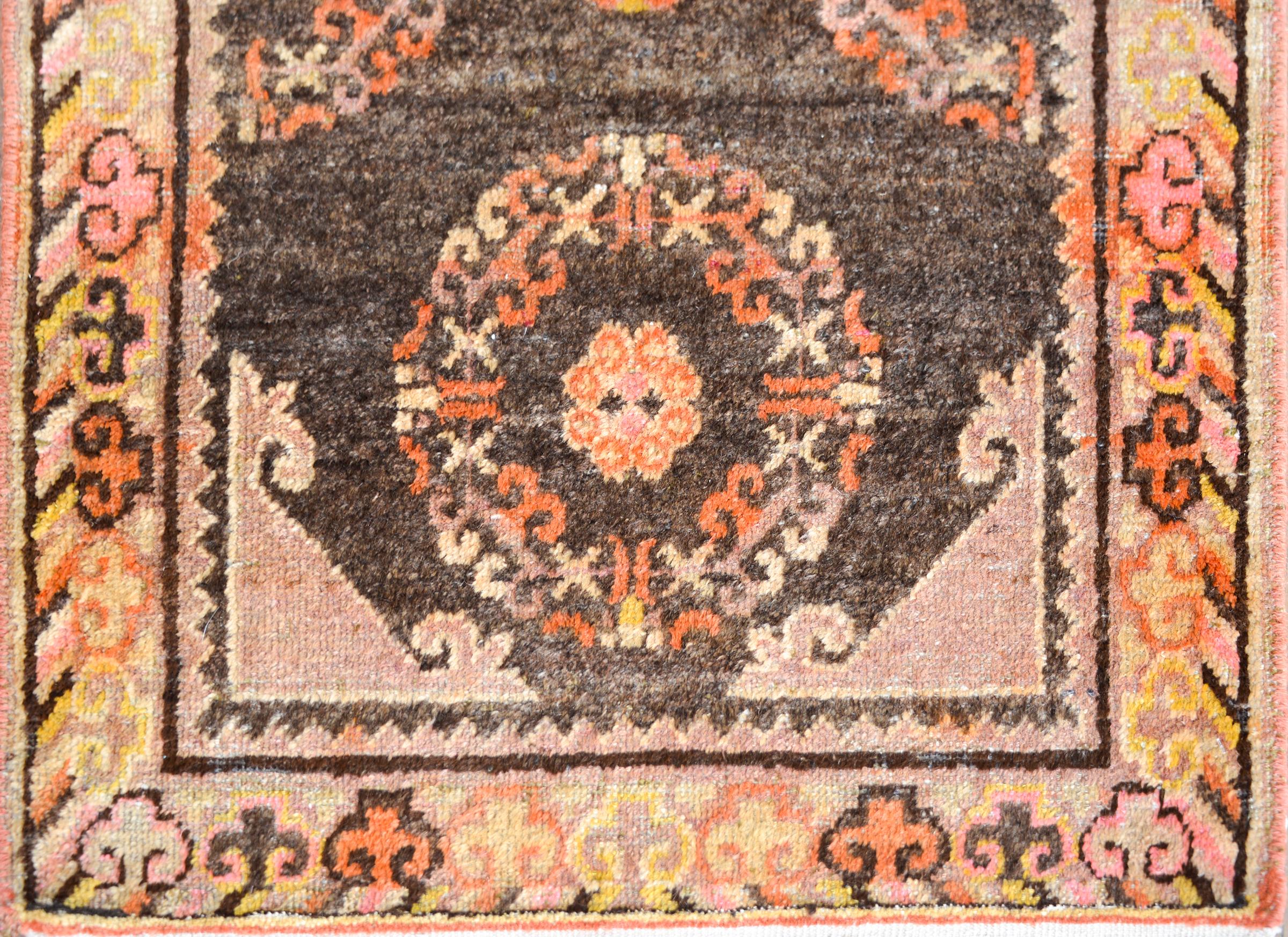 Early 20th Century Khotan Rug In Good Condition For Sale In Chicago, IL