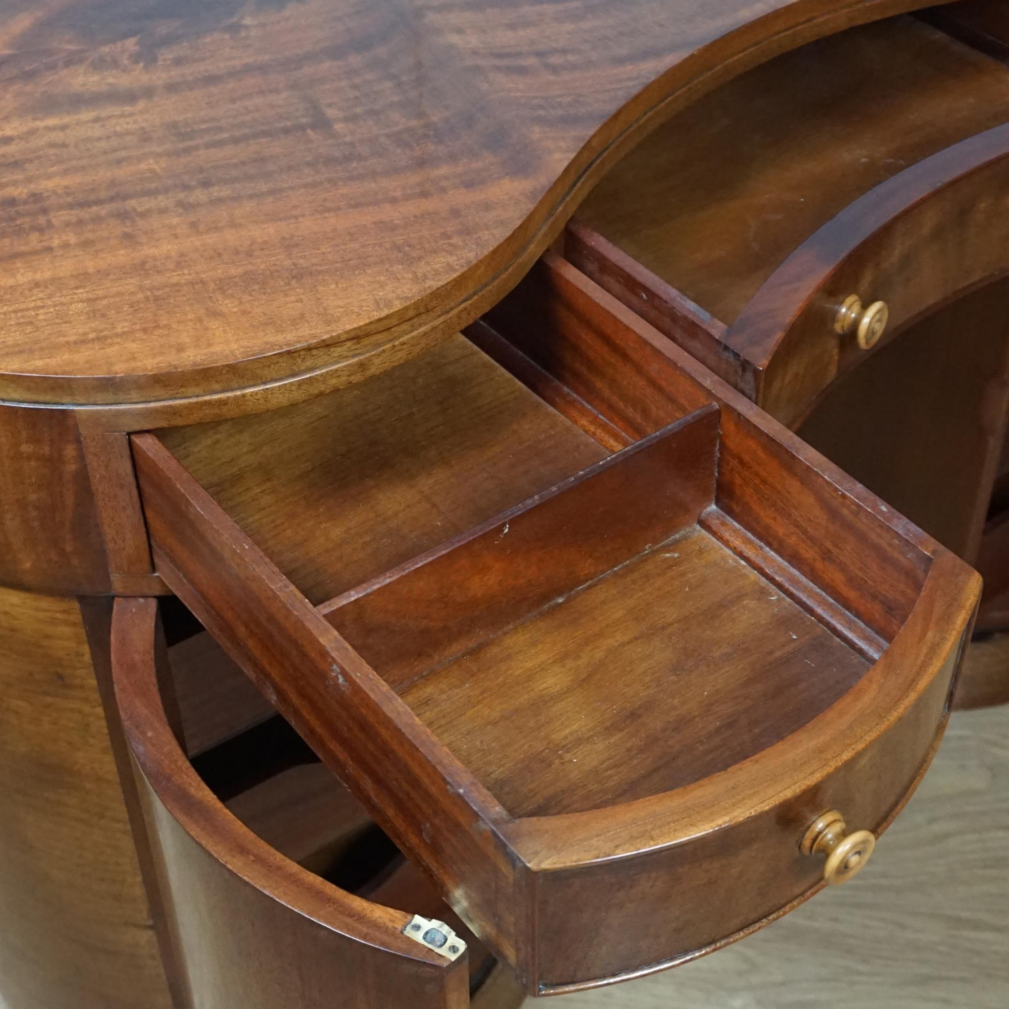 Early 20th Century Kidney Shaped Desk en vente 4