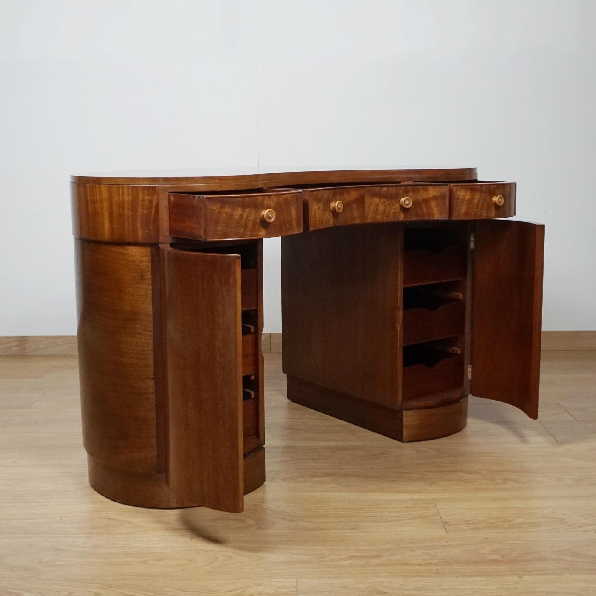 Anglais Early 20th Century Kidney Shaped Desk en vente