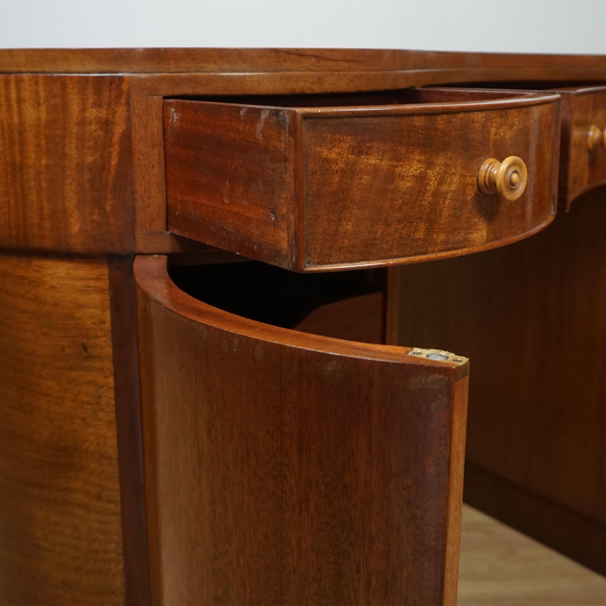 Early 20th Century Kidney Shaped Desk Bon état - En vente à Forest Row, East Sussex