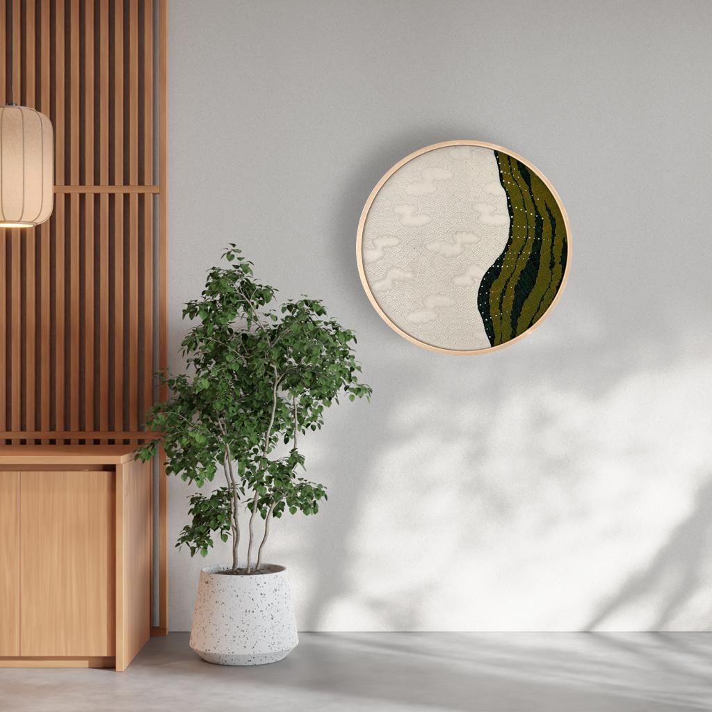 [Geschichte hinter der Arbeit]
Bei diesem Kunstwerk werden zwei Teile verwendet - weißer Vintage-Kimonostoff für das Meer und grüner Vintage-Obi (Schärpe für Kimono) für die Küste, um eine Seekuh aus der Vogelperspektive darzustellen.

Der Schaum,