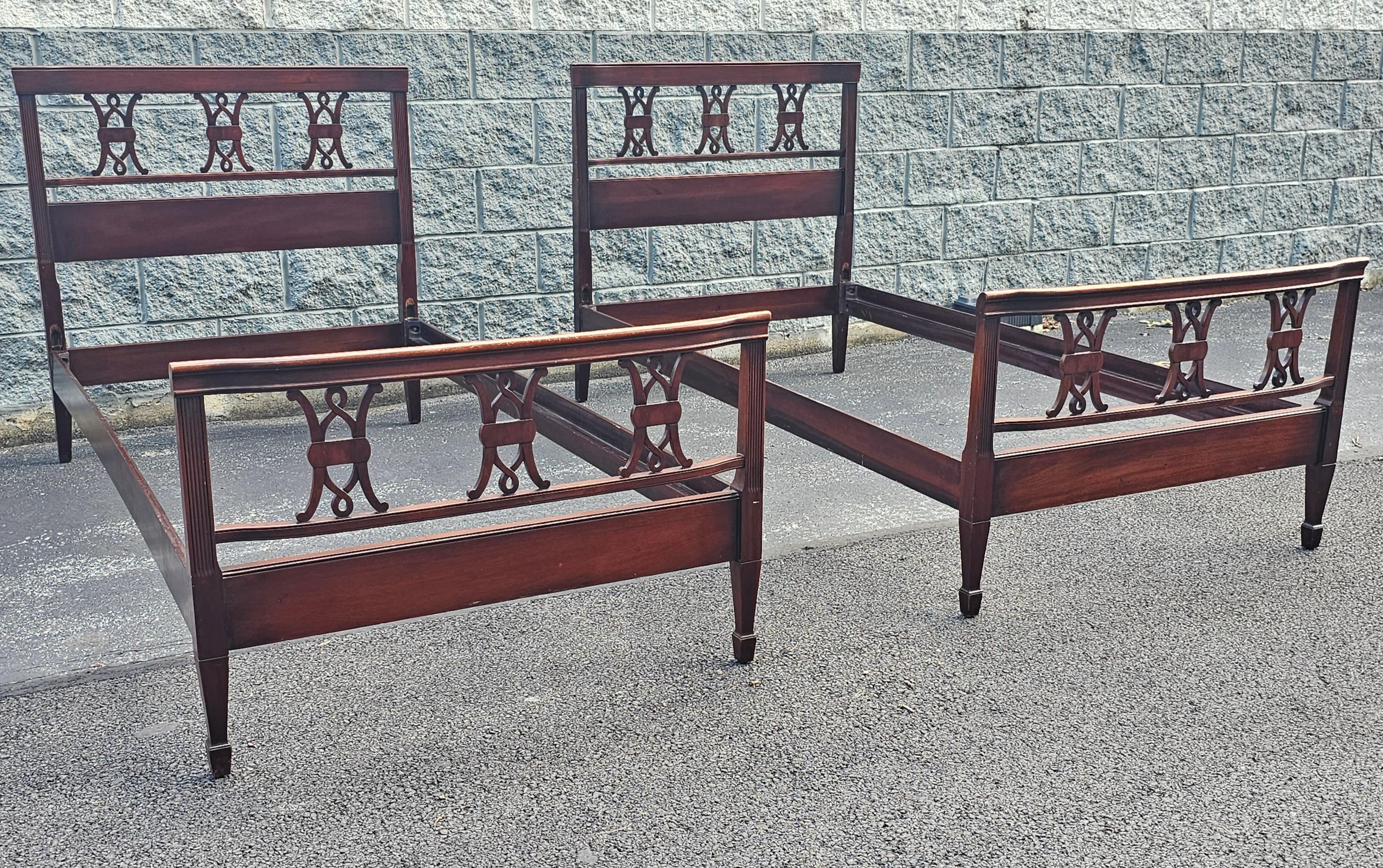 Early 20th Century Kindel Oxford Mahogany Chippendale Twin Bedstead, Pair For Sale 8