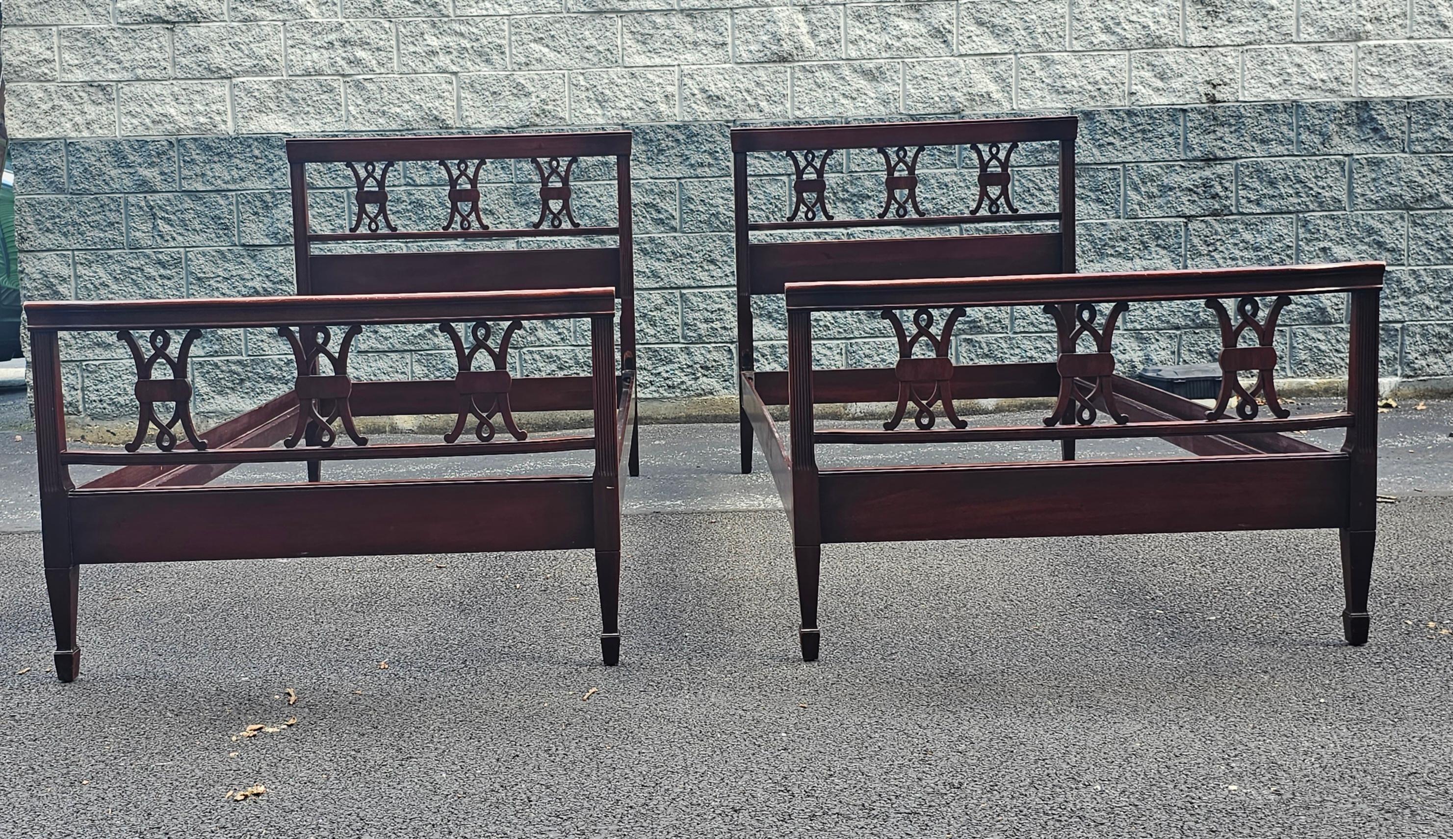 A pair of Early 20th Century Kindel Grand Rapids Furniture Chippendale Oxford Mahogany bedstead in good vintage condition. They measure 39.5