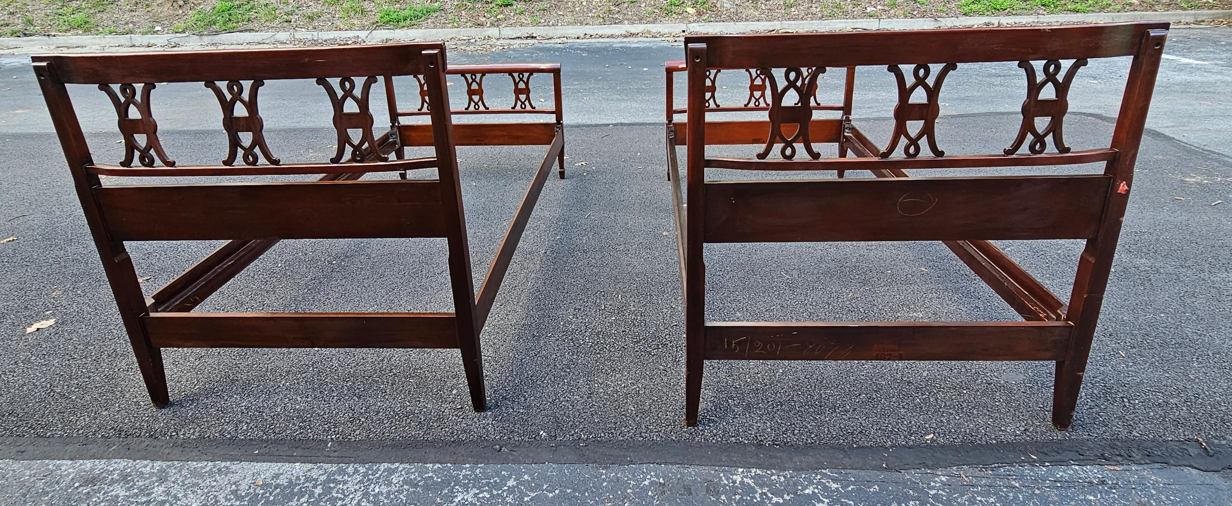 Varnished Early 20th Century Kindel Oxford Mahogany Chippendale Twin Bedstead, Pair For Sale