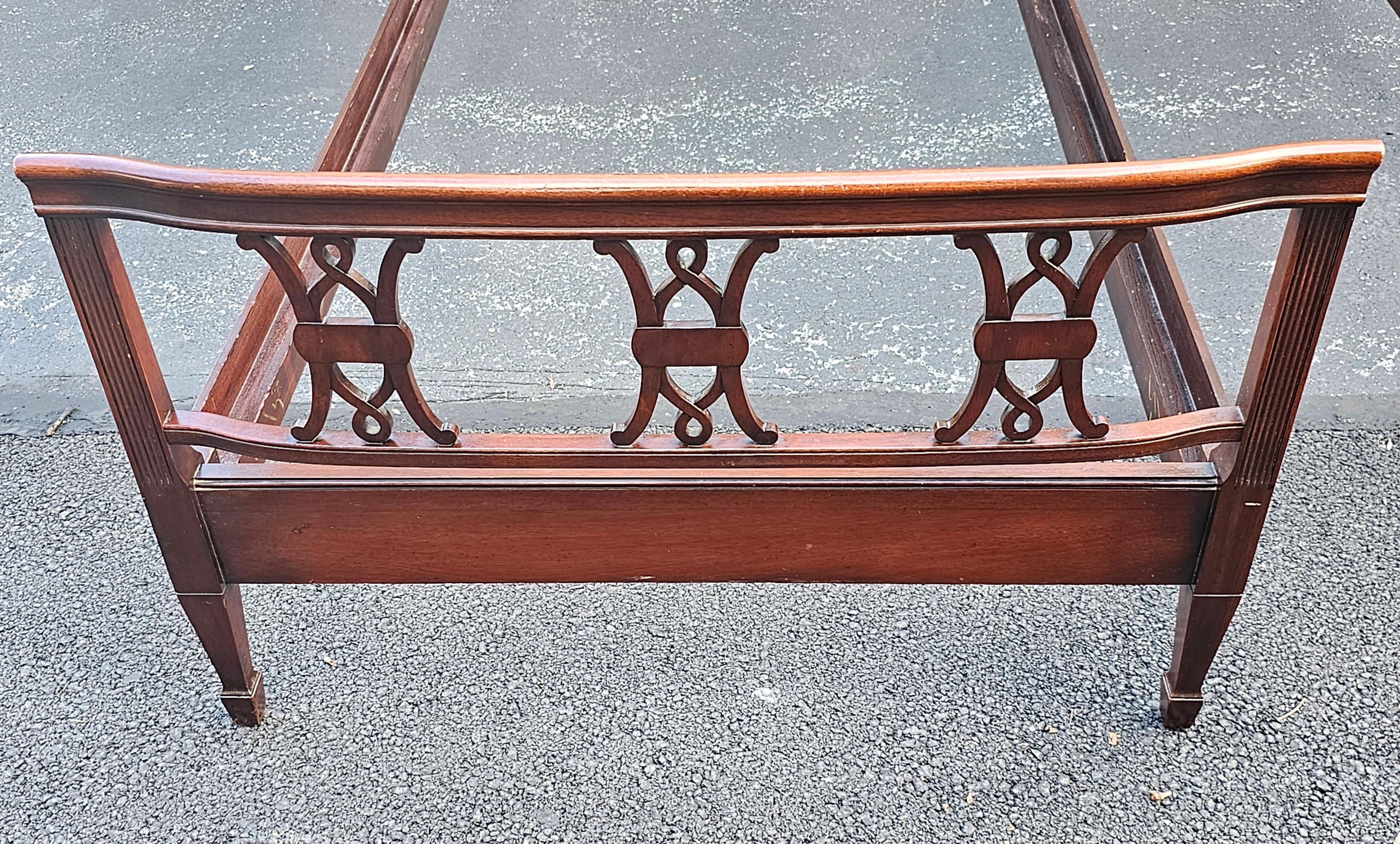 Early 20th Century Kindel Oxford Mahogany Chippendale Twin Bedstead, Pair For Sale 3