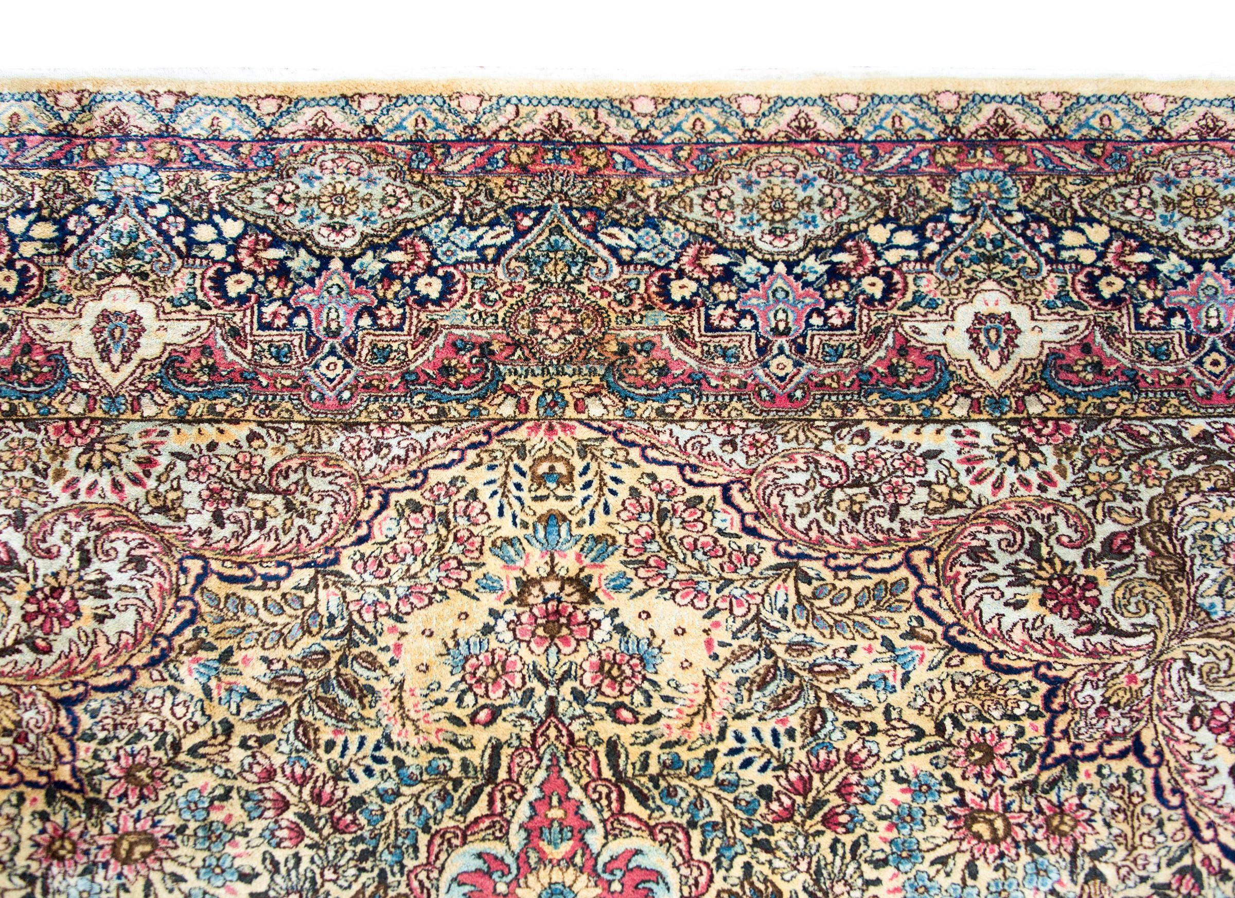 Alfombra Kirman de principios del siglo XX en venta 3