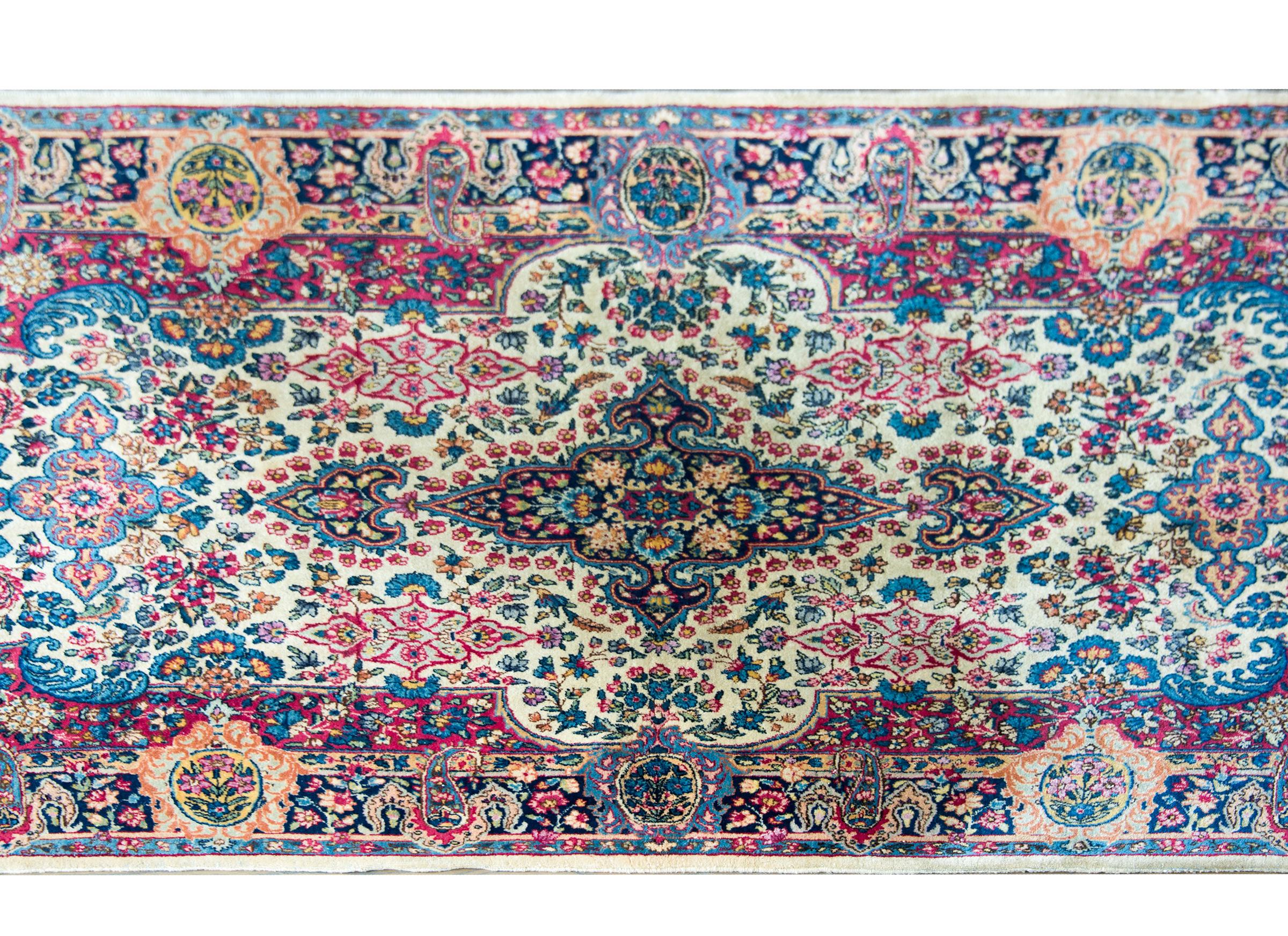 Kirman-Teppich, frühes 20. Jahrhundert (Persisch) im Angebot
