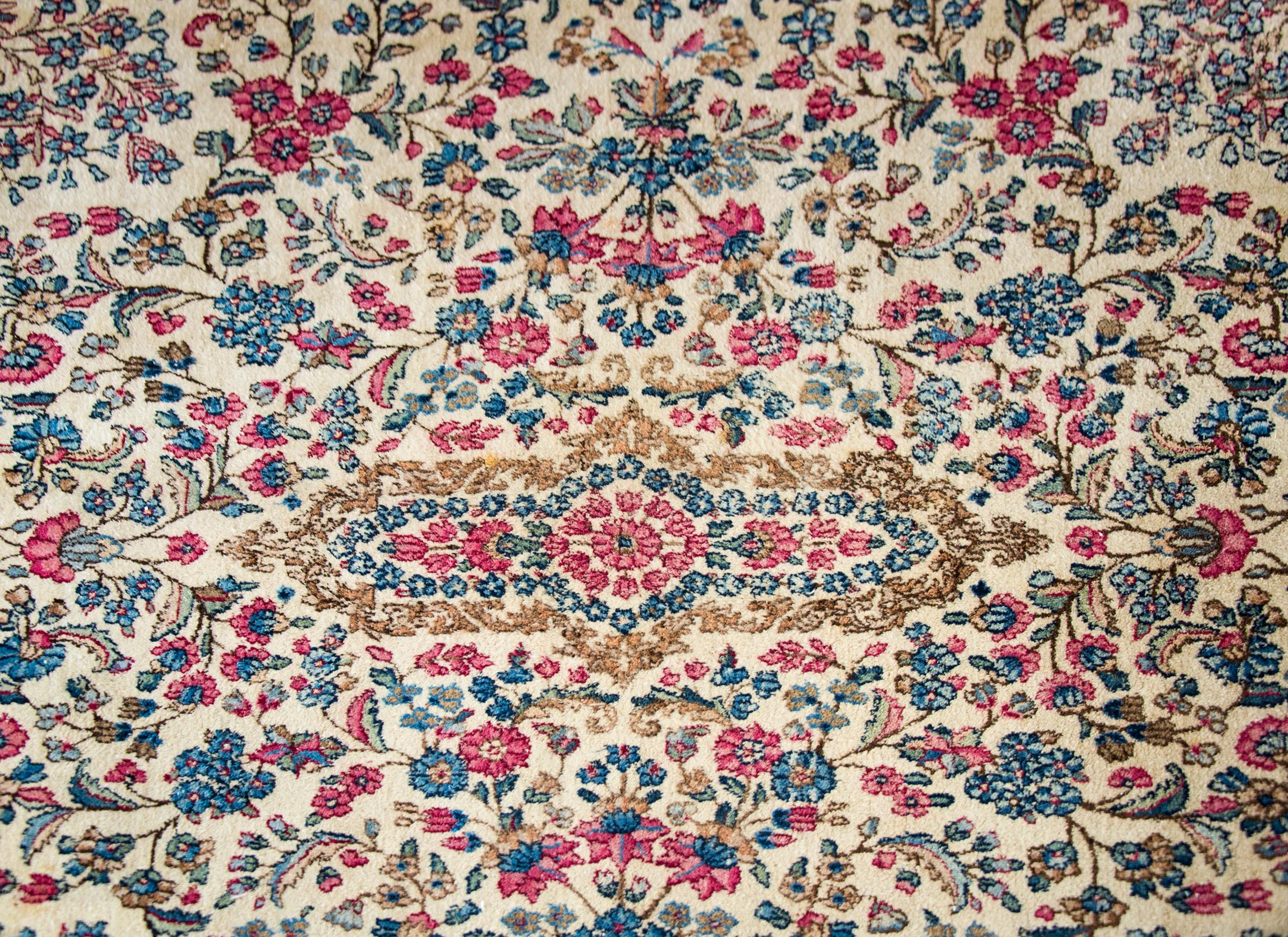 Kirman-Teppich des frühen 20. Jahrhunderts (Handgeknüpft) im Angebot